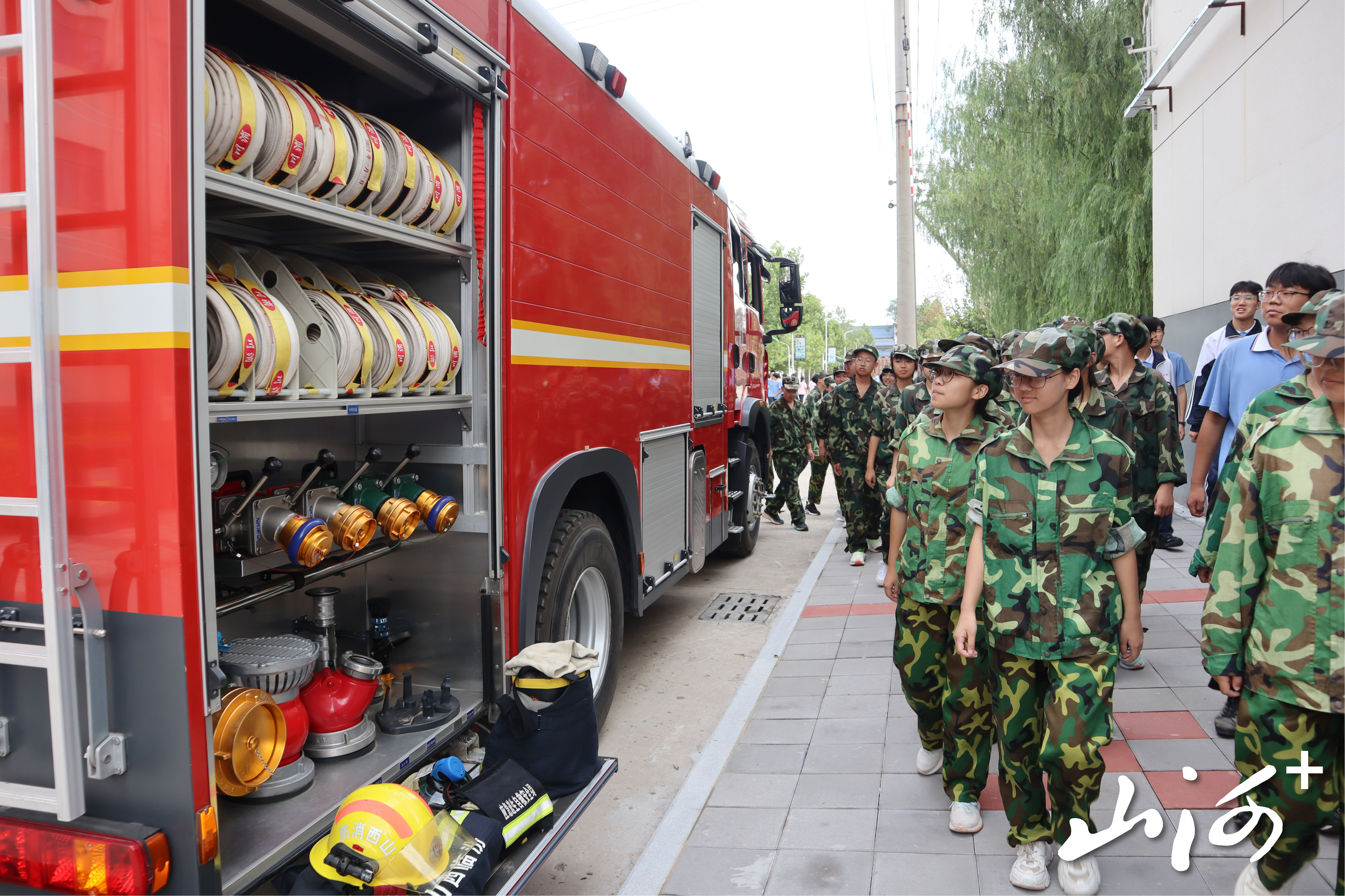 翼城中学生参观消防器材