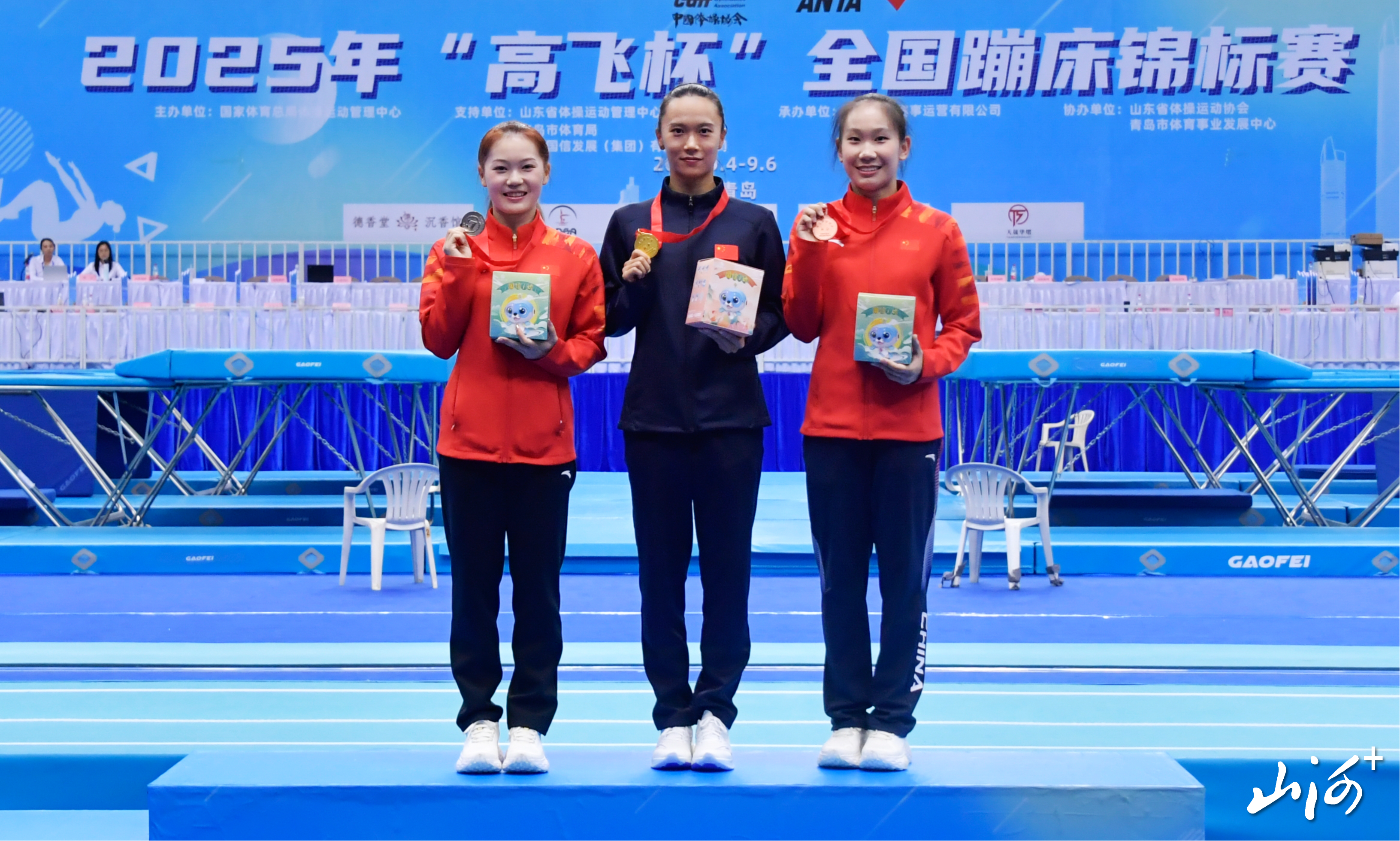 胡译乘（左）和张欣欣（右）在女子网上个人颁奖现场