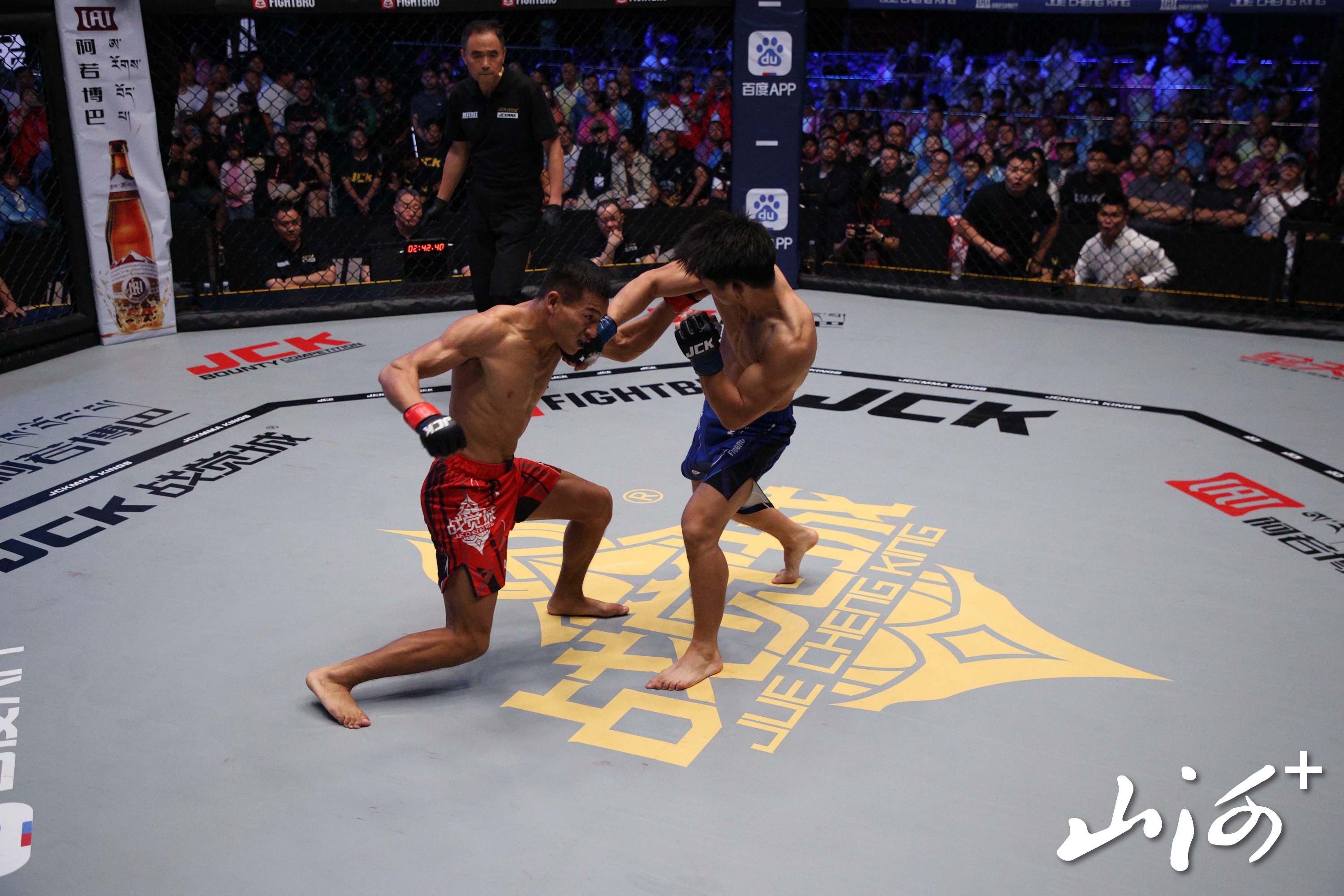 周启阳（右）火速获胜