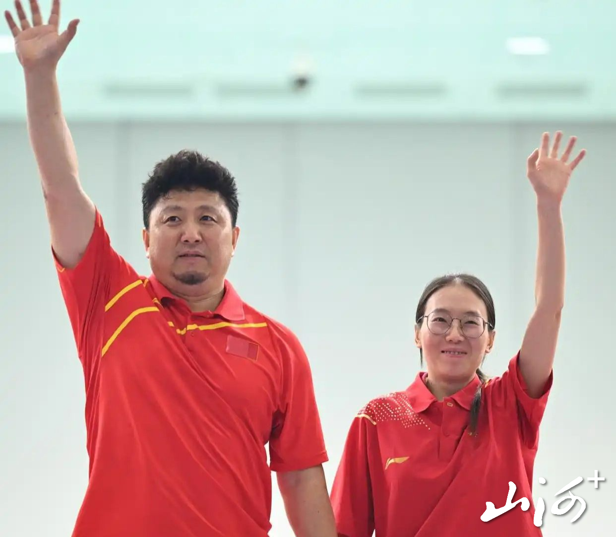 陈妍（右）和教练在颁奖仪式上