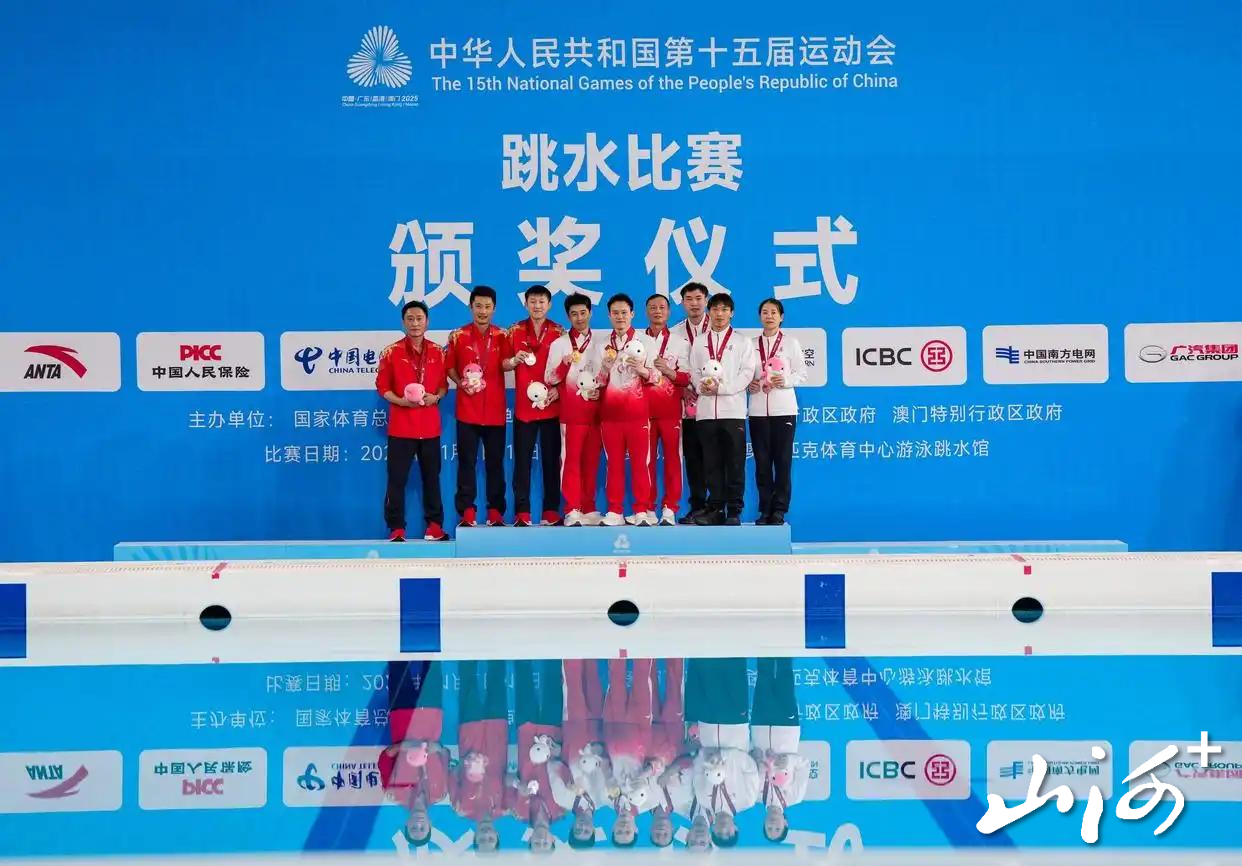 山西队组合在颁奖仪式上与教练合影(1)