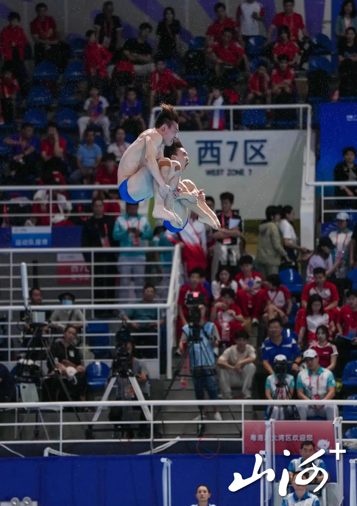 西队组合李政、梁朝辉在比赛中(1)