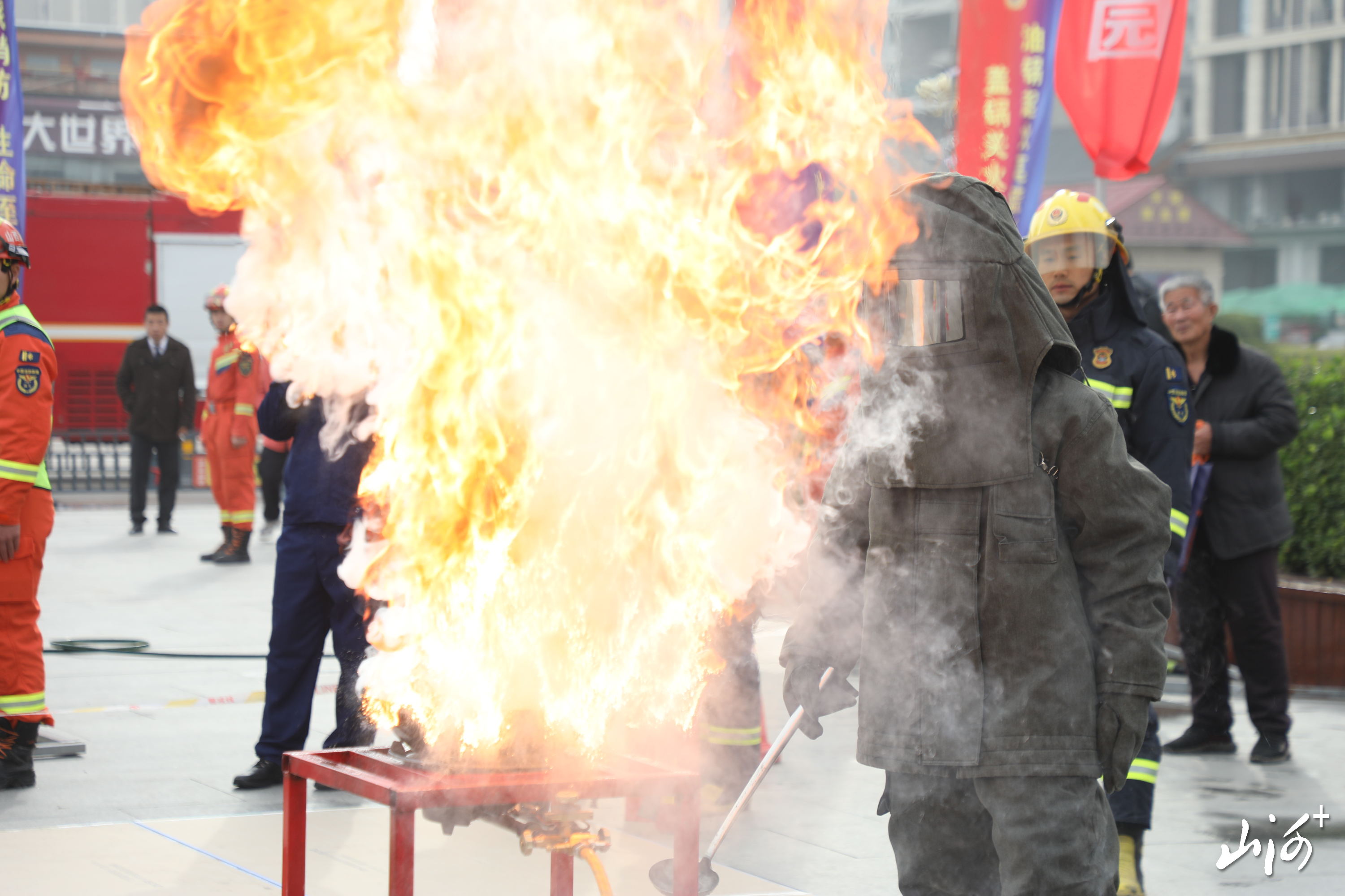 消防员用火用电实验 (2)