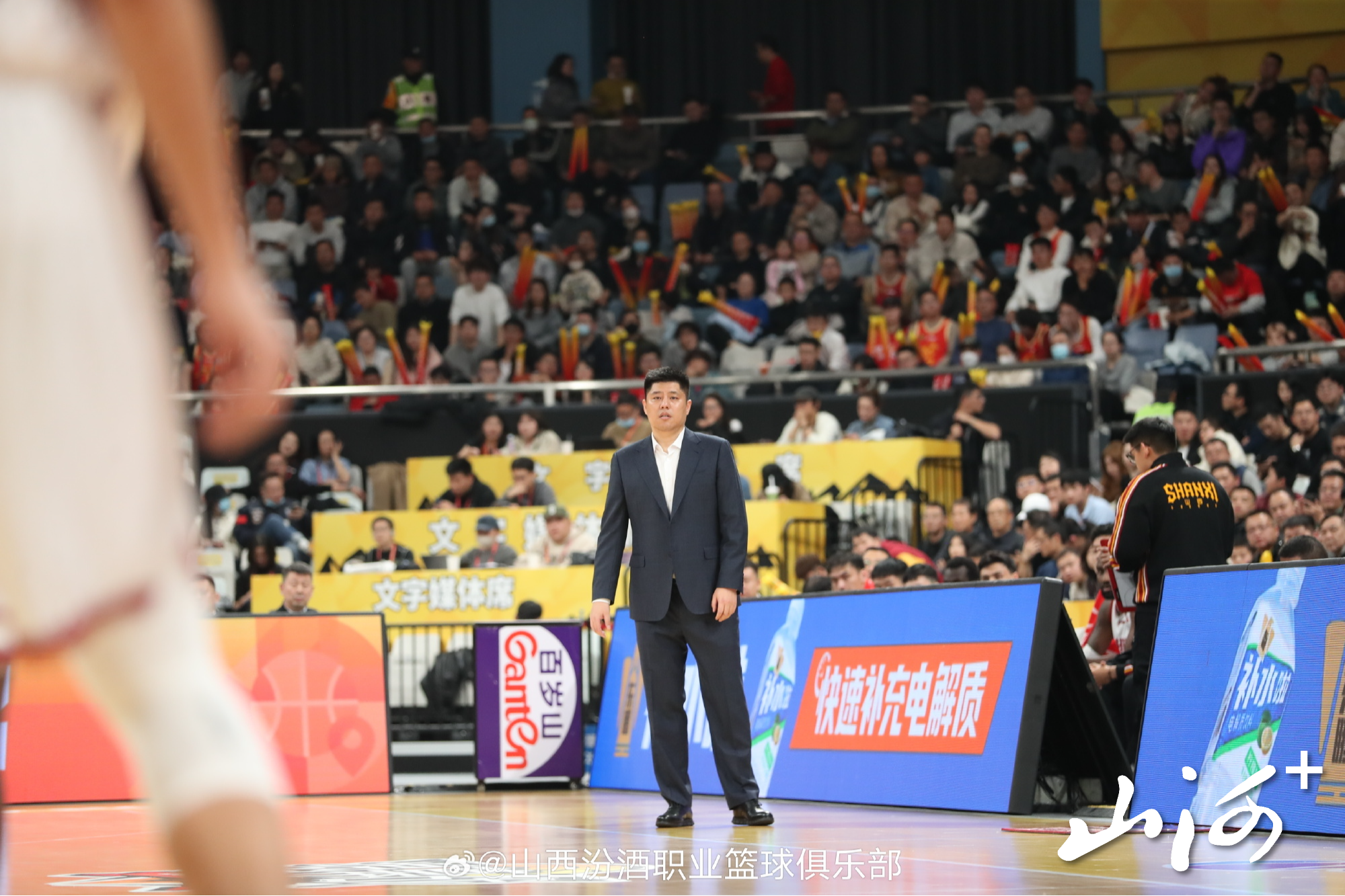 70dda9ffgy1i88fgzlb6aj24802tcu0z