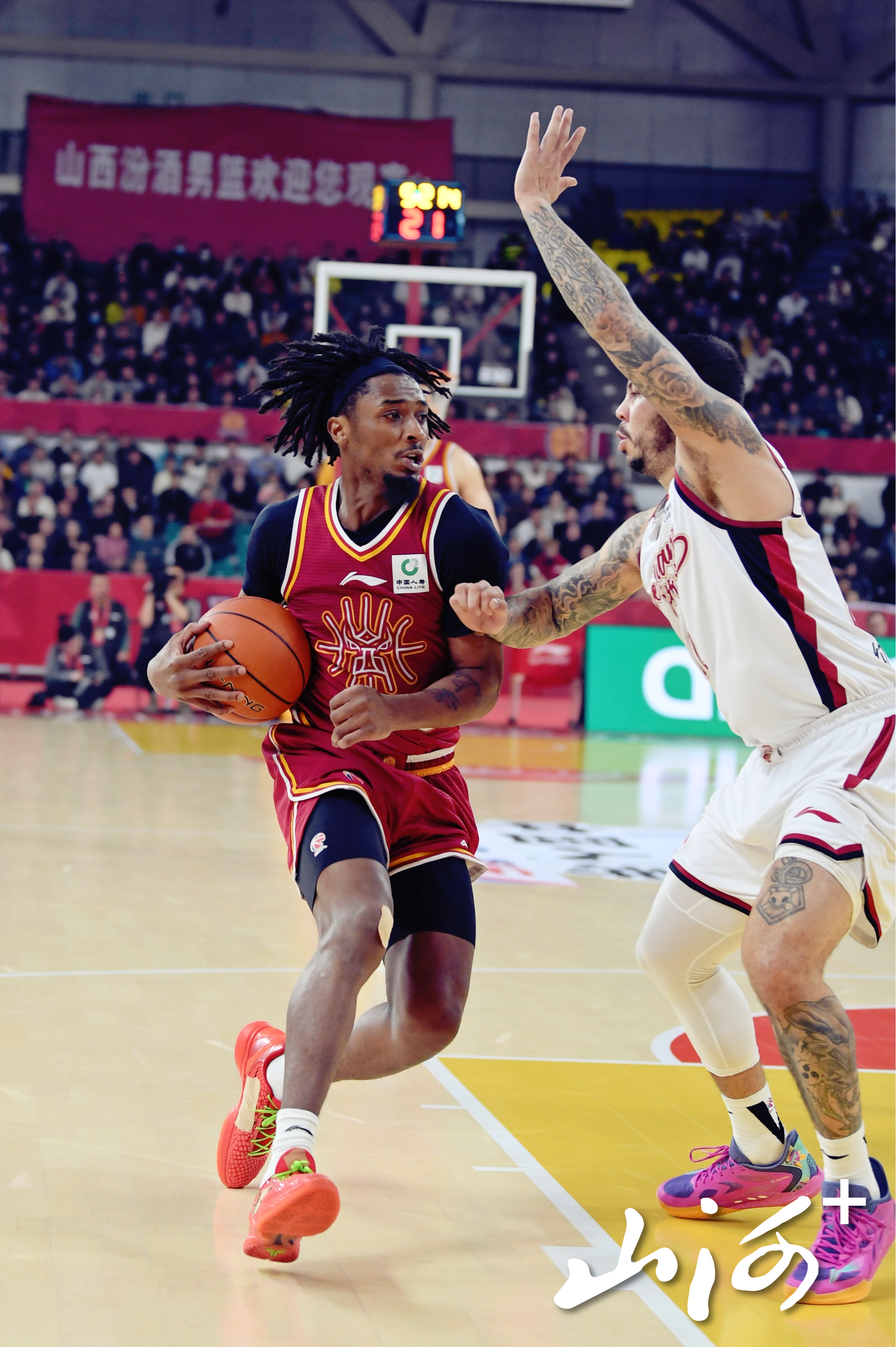 黑根斯尽力摆脱防守