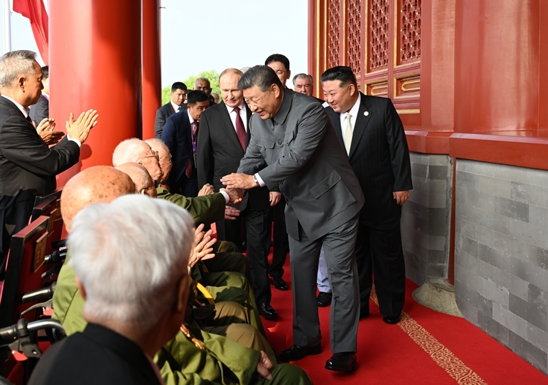 2025年9月3日,习近平总书记同抗战老战士老同志代表亲切握手,向他们表示崇高敬意。