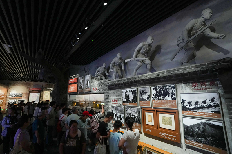 2025年7月8日,参观者在中国人民抗日战争纪念馆参观《为了民族解放与世界和平》主题展览。