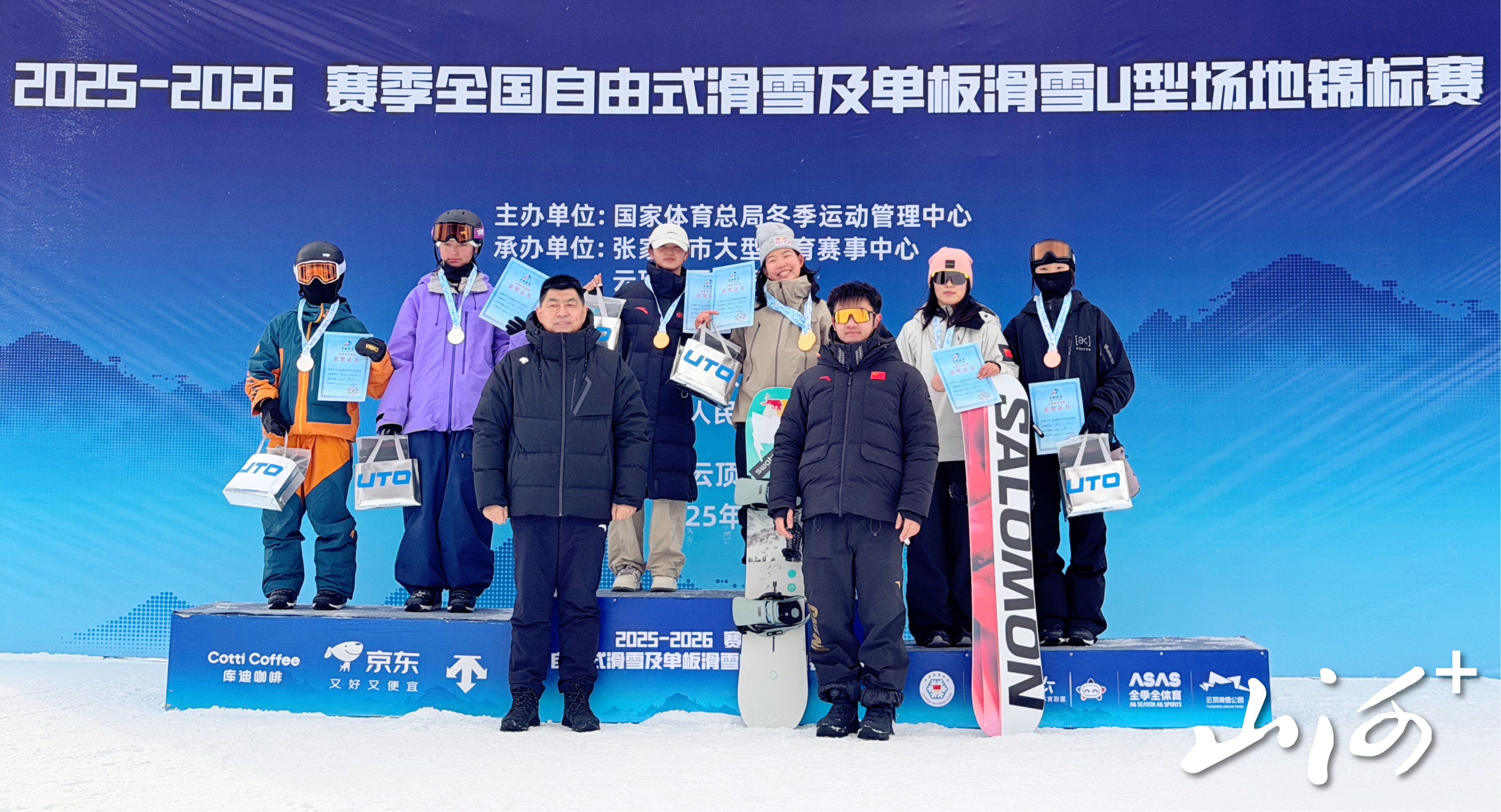 周苡竹和张依冉(中)在颁奖现场 周苡竹和张依冉(中)在颁奖现场