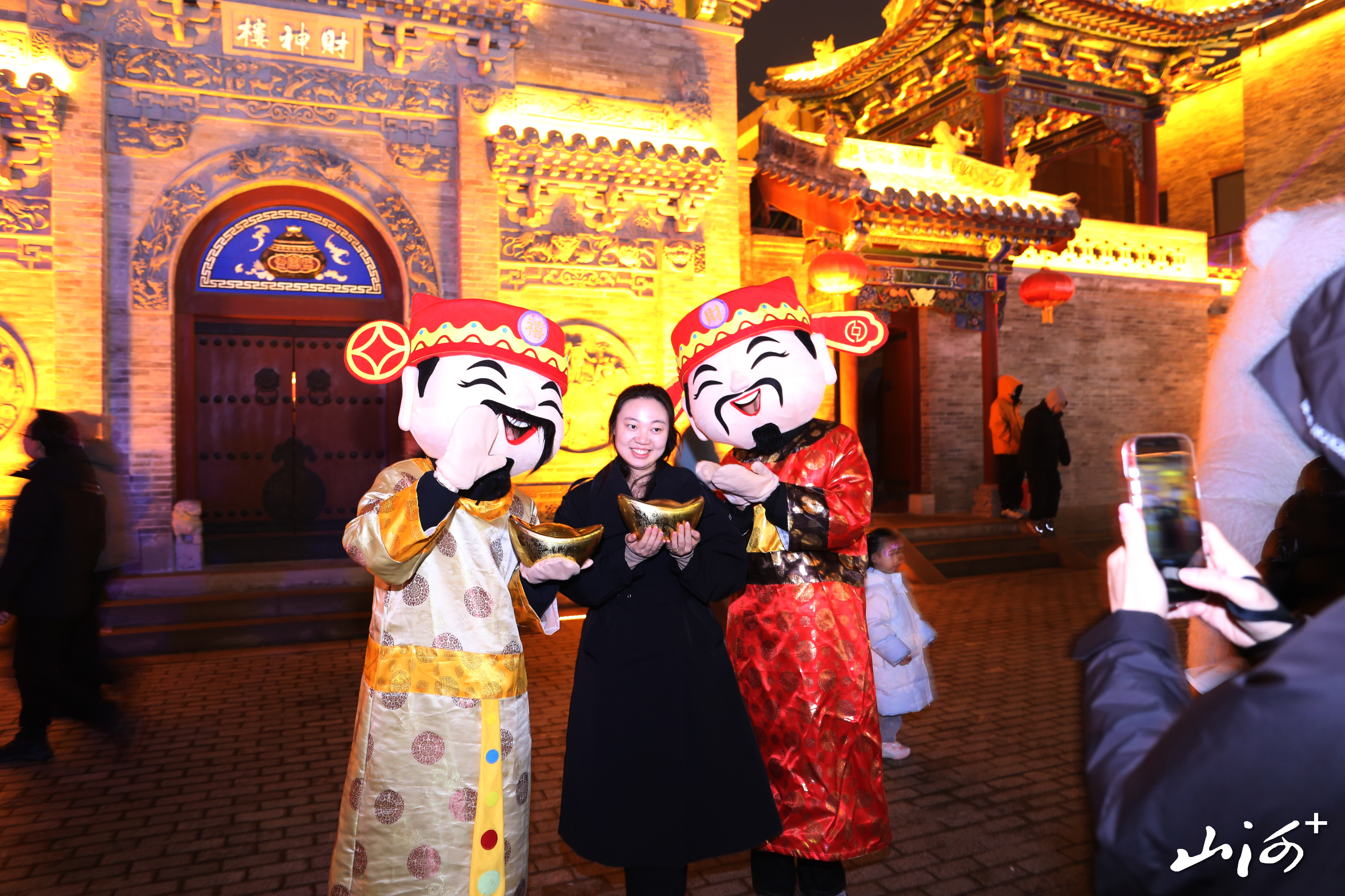 元旦，市民在财神楼留影