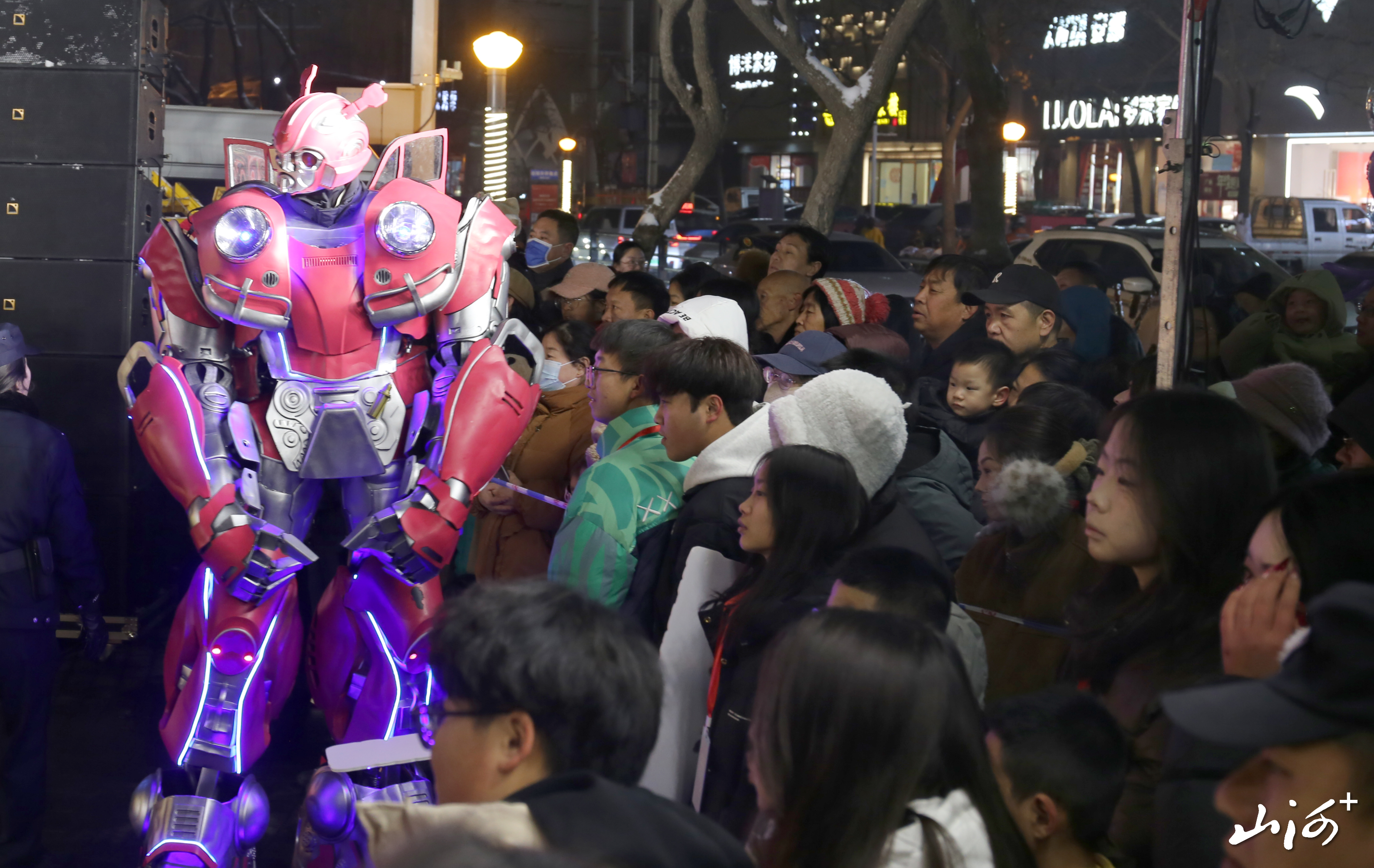 动漫机甲人物与市民互动