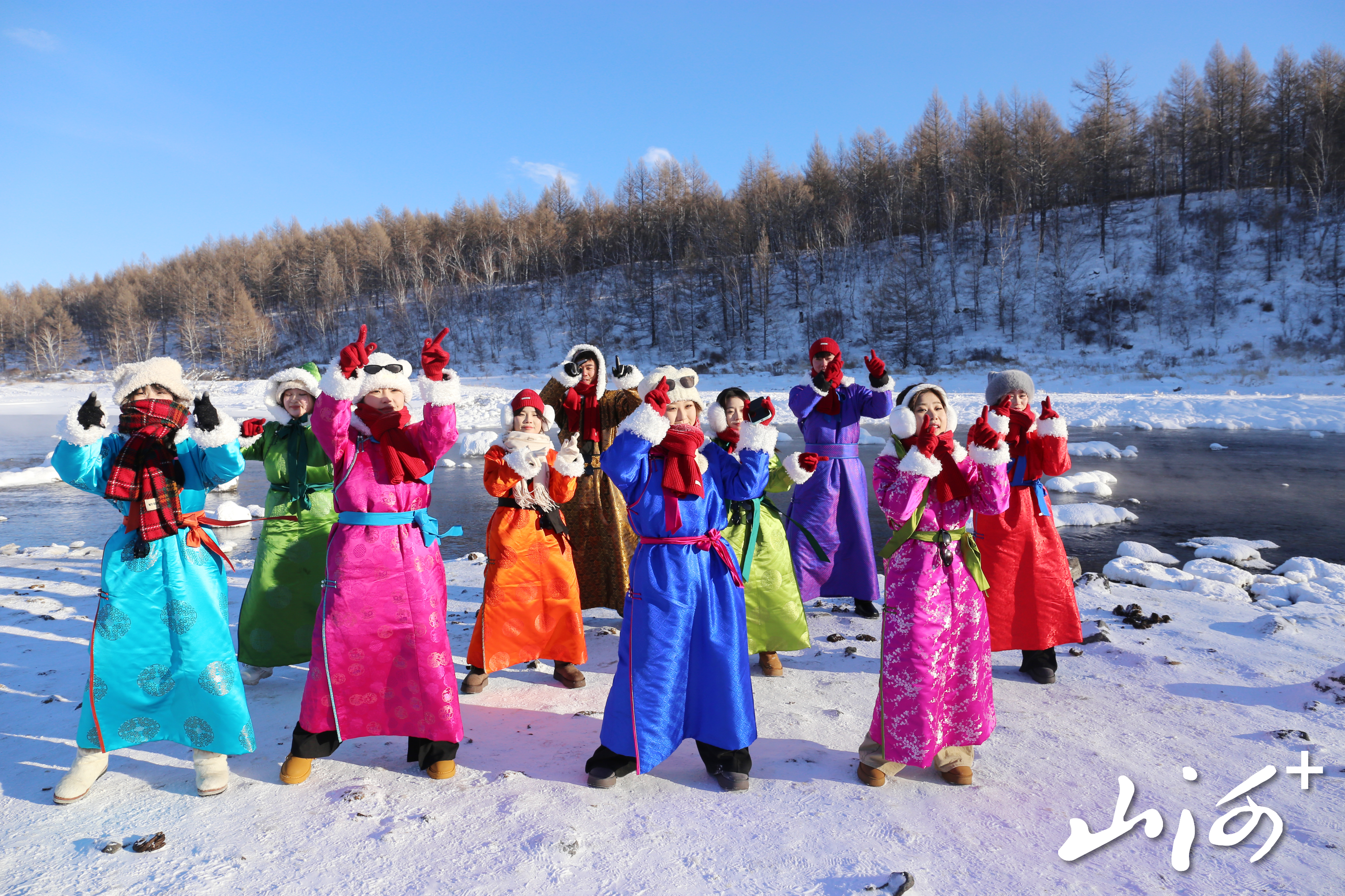 游客在阿尔山森林公园跳舞