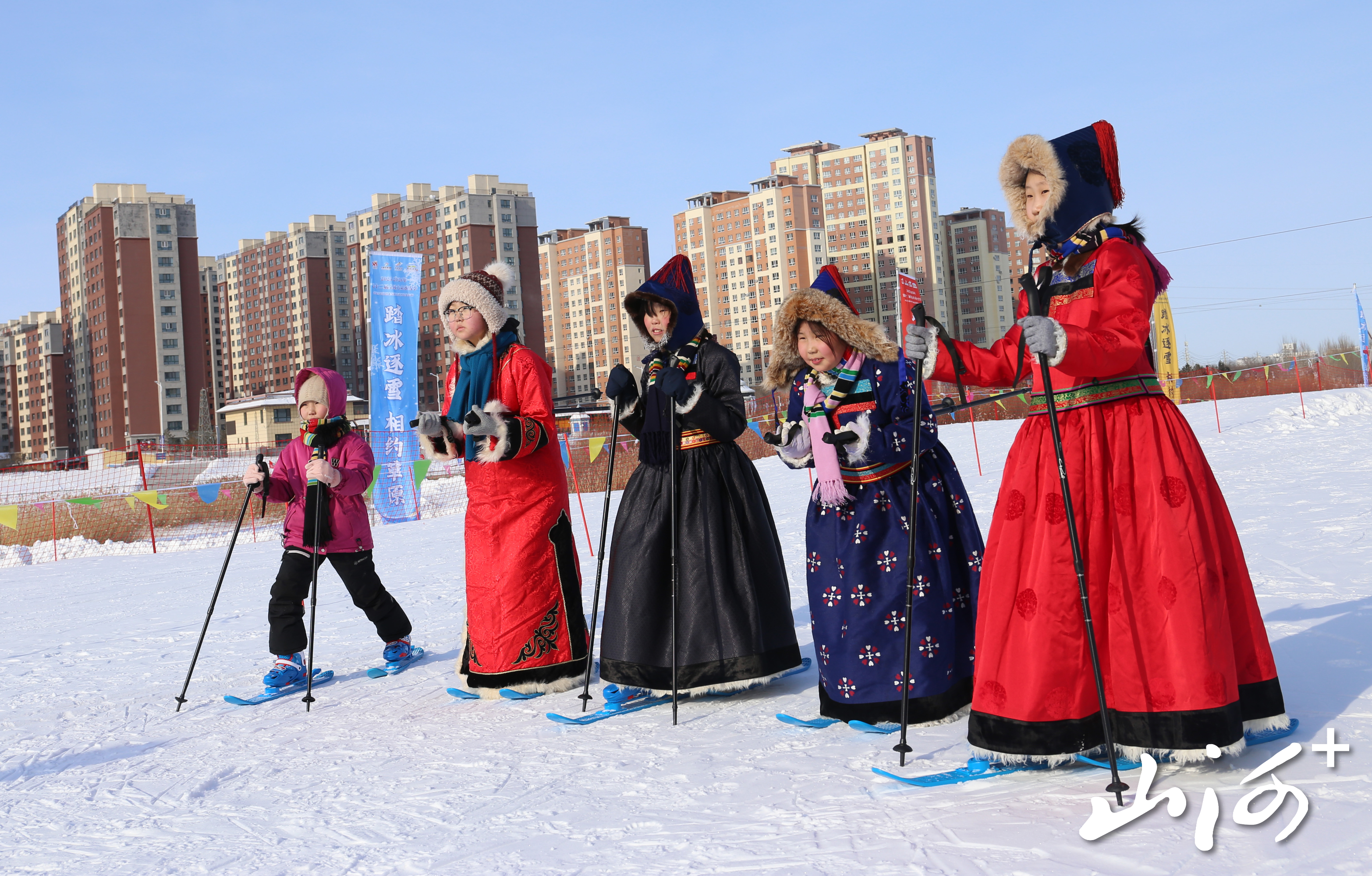 海拉尔城市越野滑雪公园，少数民族学生正练习越野滑雪