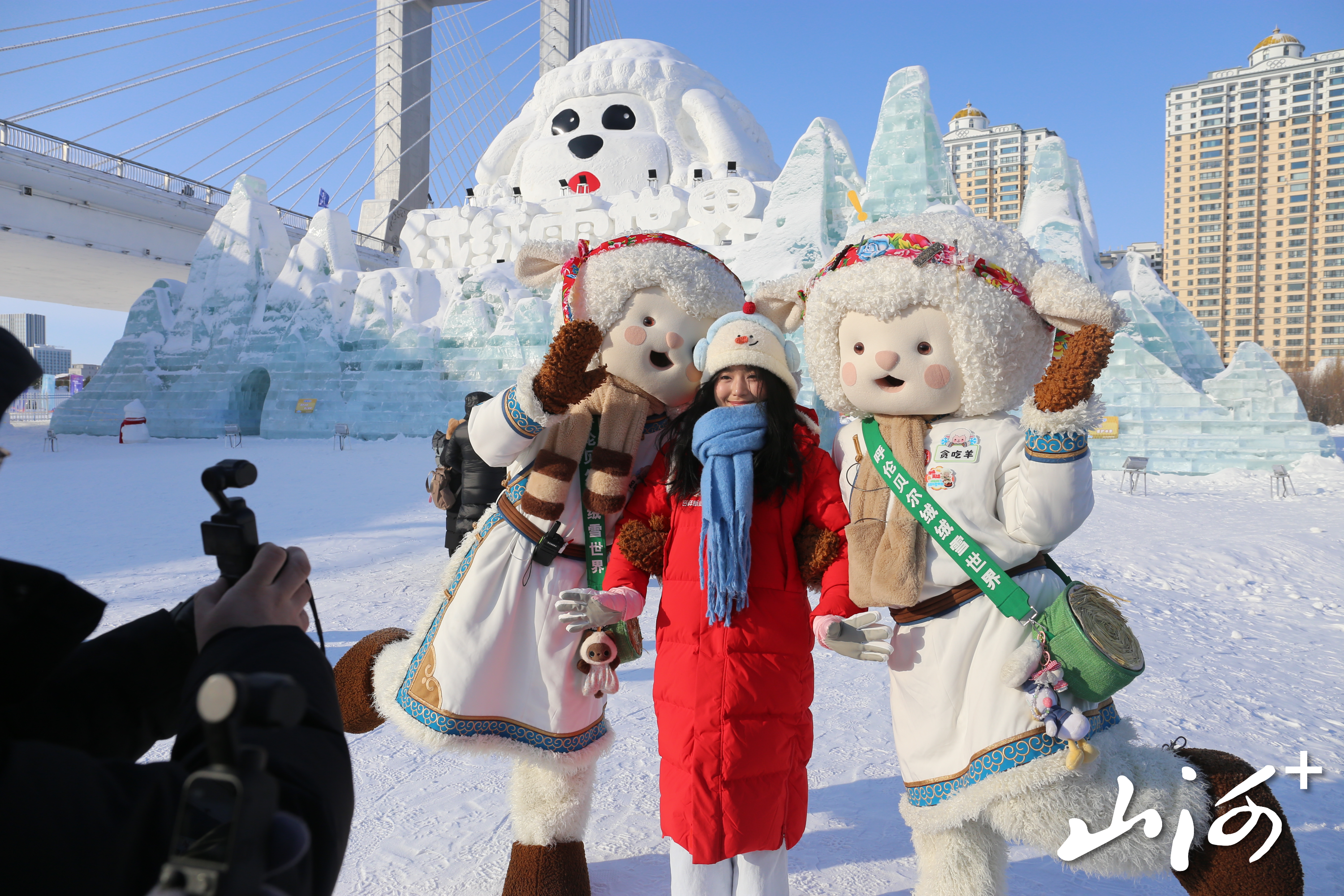 游客打卡呼伦贝尔“绒绒雪世界”冰雪园