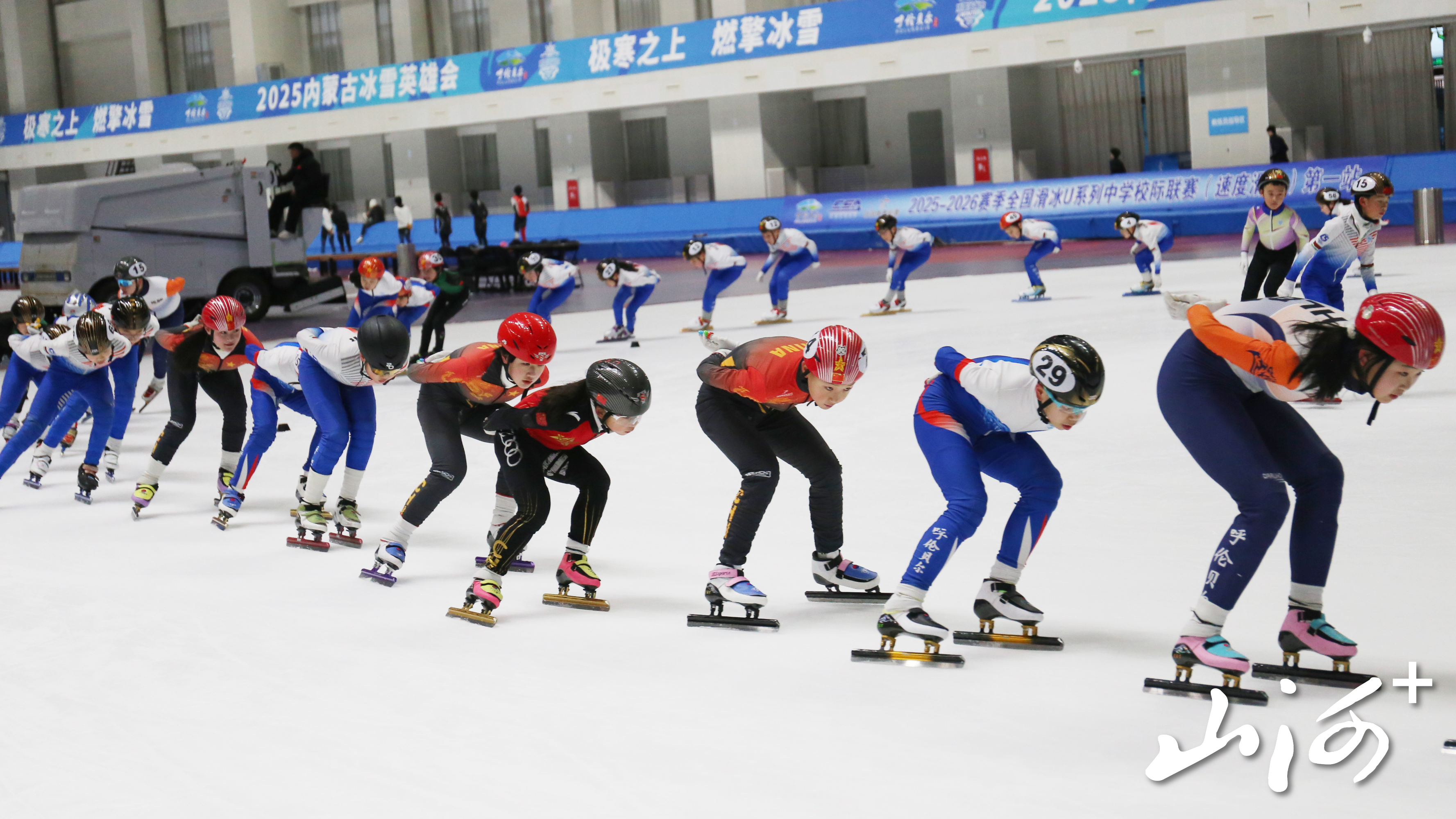 内蒙古冰上运动训练中心运动员正在训练