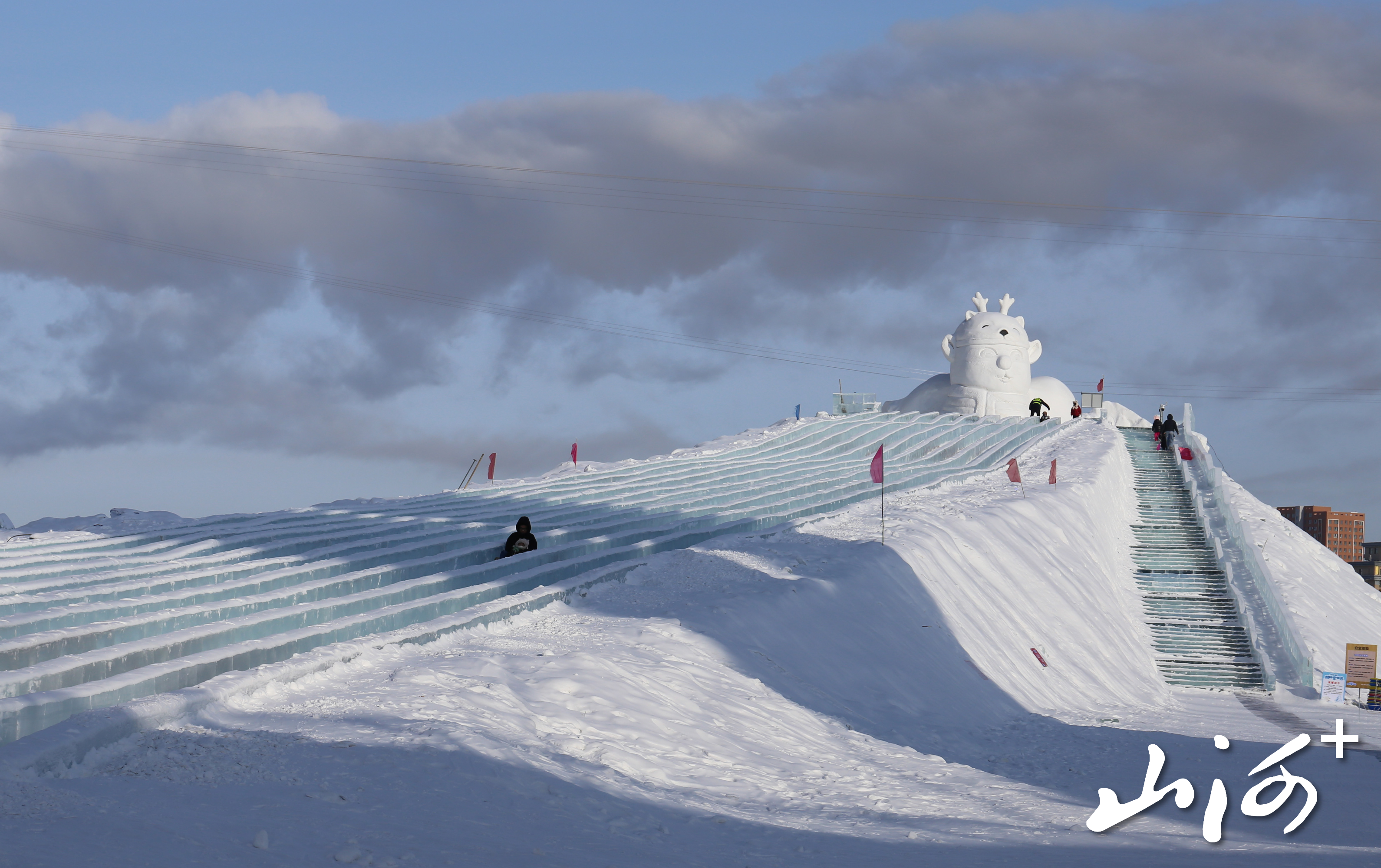 长达200余米的冰滑道