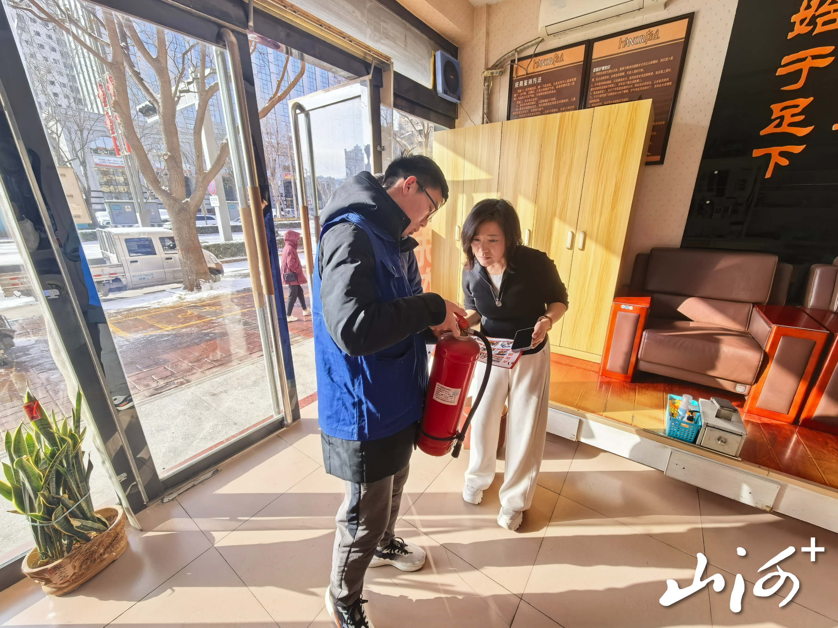 侯马消防组织寒假返乡大学生开展防火知识送到家活动 (1)