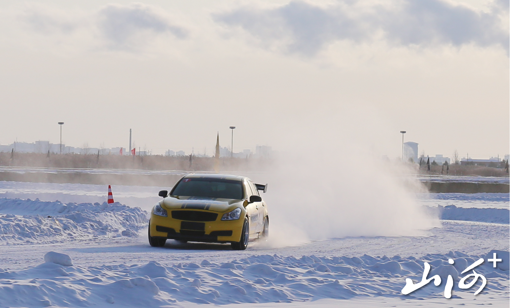 汽车在冰面赛道上狂飙