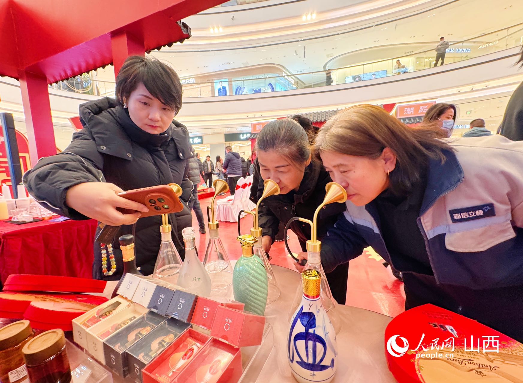 市民操作“闻香识汾酒”装置。人民网记者 王帆摄