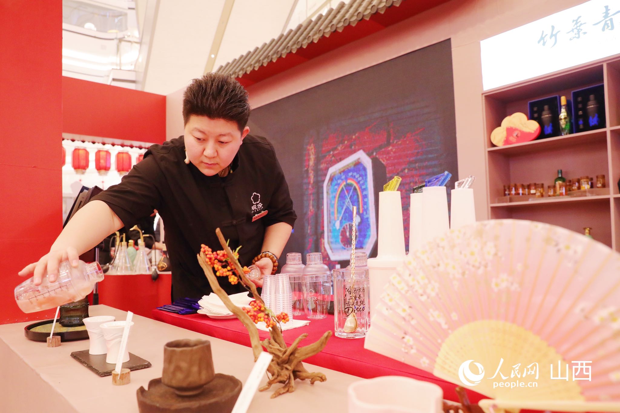 现场调制玫瑰汾酒。人民网记者 王帆摄