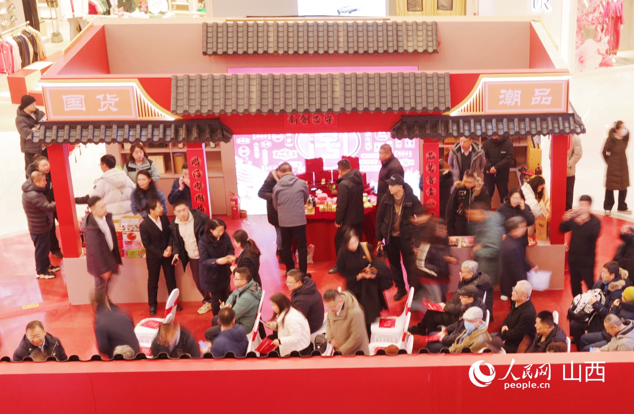 现场人头攒动。人民网记者 王帆摄