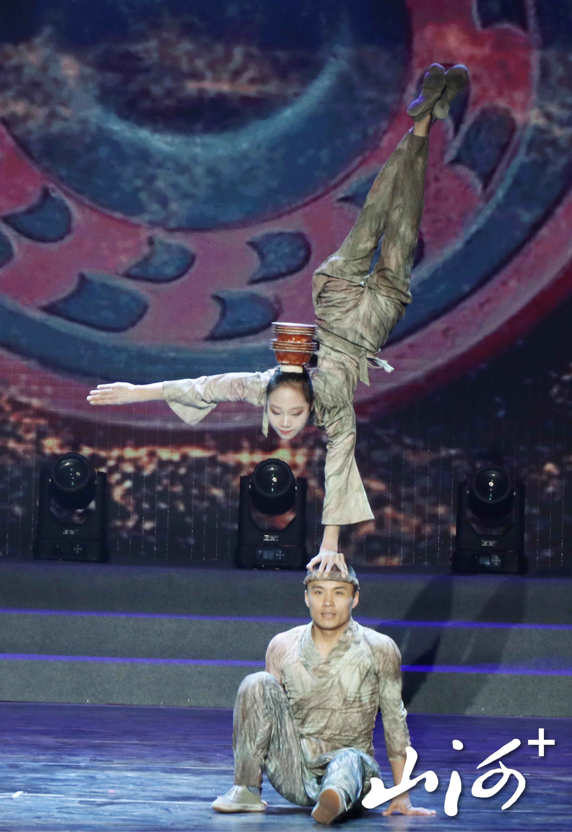 杂技《顶·陶》