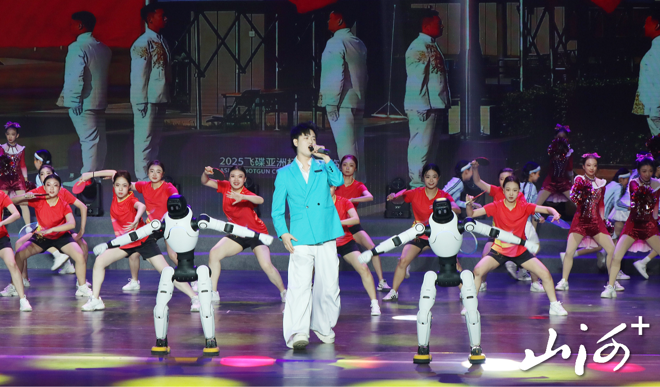 时尚歌舞演出者与机器人同台