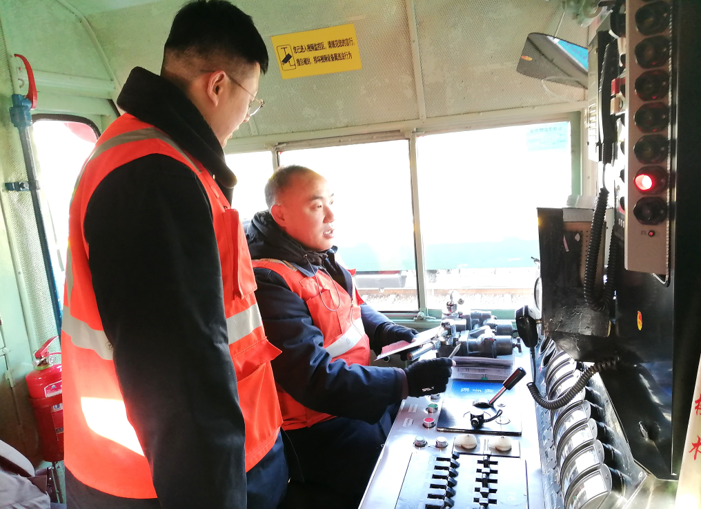 2月12日8时45分，司机赵峰和王朝园交接班。