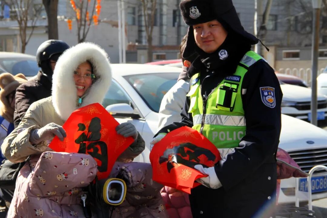 麻文明《 为群众送上“平安福”》_proc.jpg