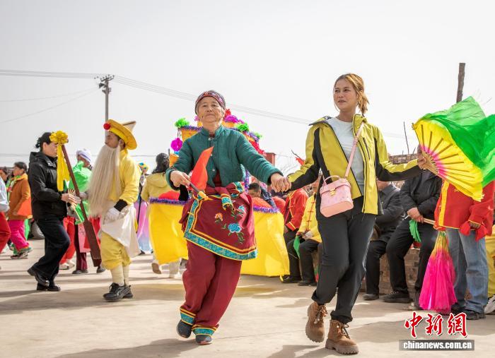 柬埔寨媳妇“入乡随俗”:山西柳林水船秧歌扭出跨国年味