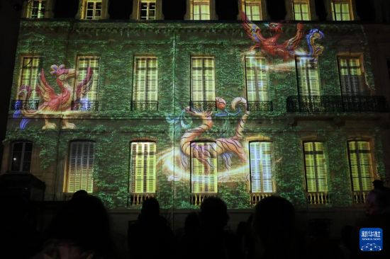 2月26日,当地民众聚集在法国巴黎中国文化中心的庭院内观赏“云冈石窟之光·巴黎回响”光雕秀。新华社记者 张百慧 摄