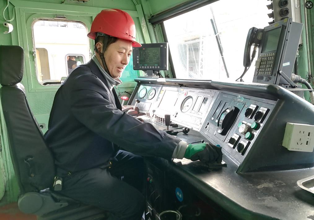 韩文盛正在检查司机室操作台。张秋生 摄