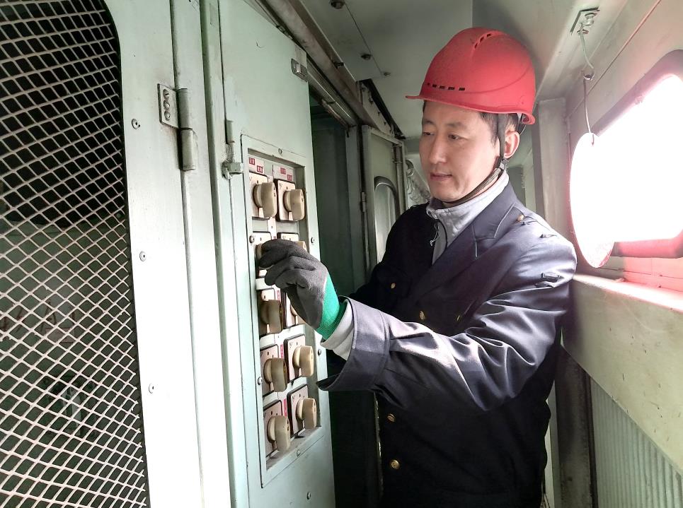 韩文盛认真检查低压柜。