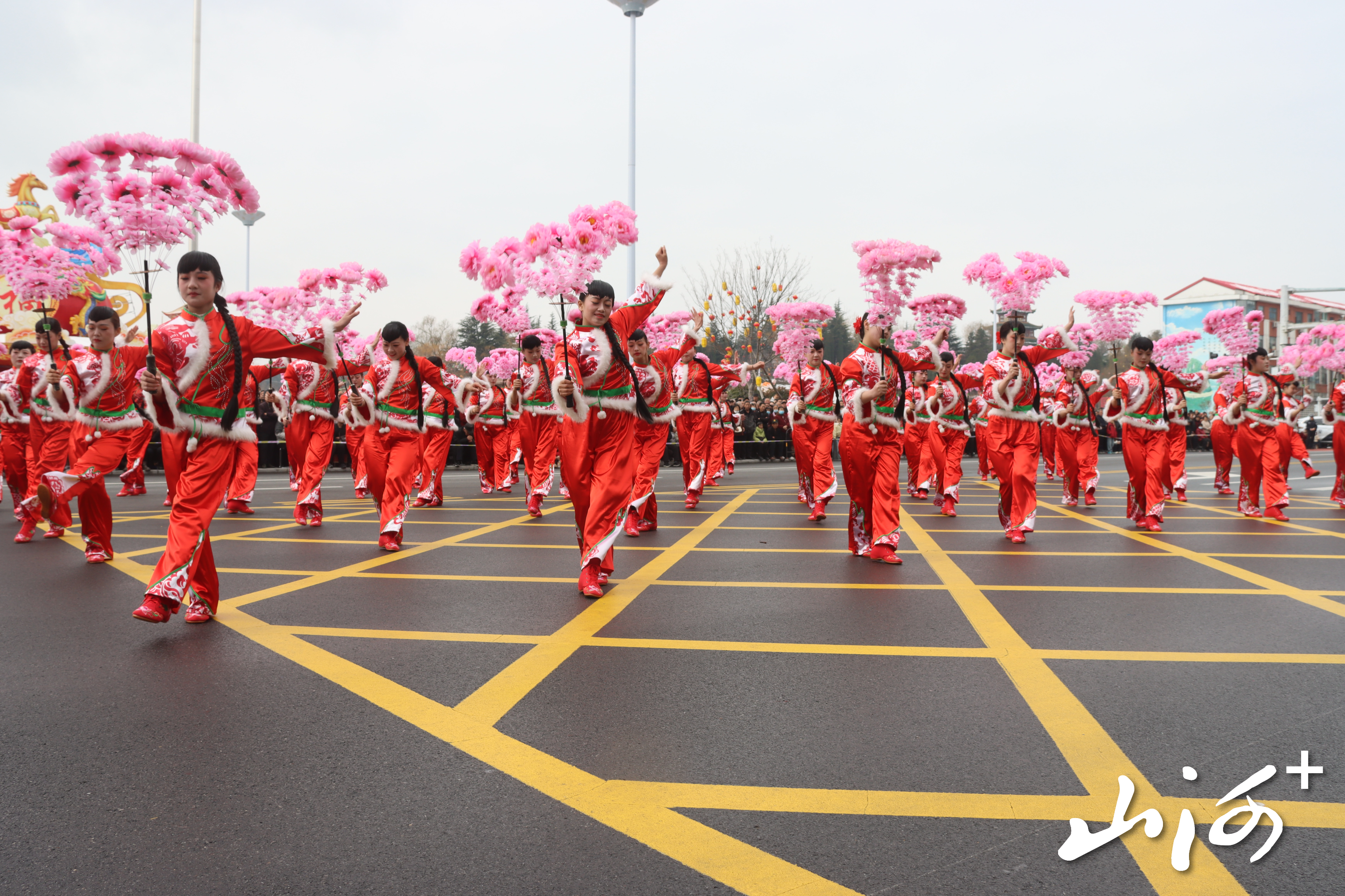 北留镇贾庄村农民演出代表队带来的民俗伞舞《瑞伞迎春福满堂》1