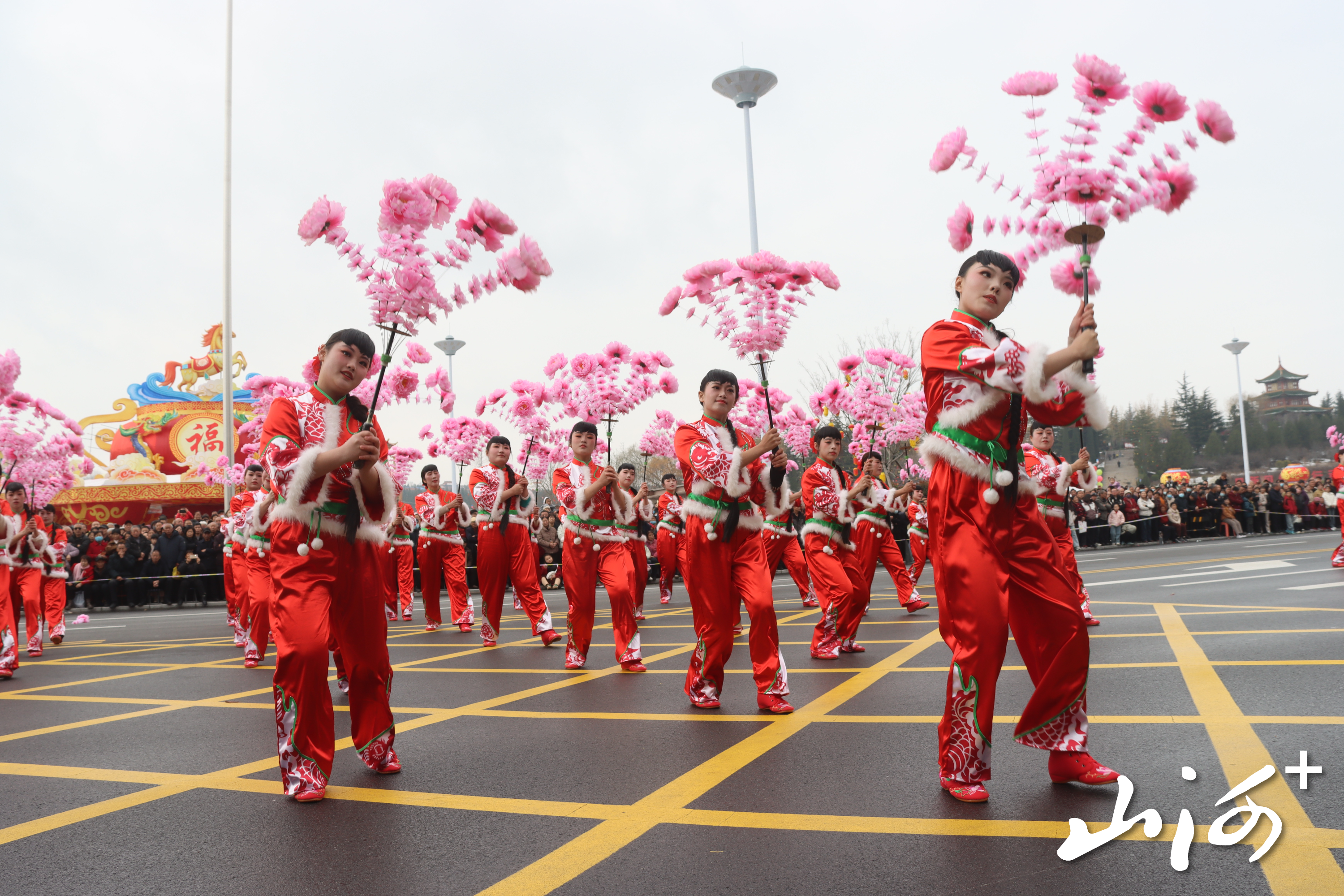 北留镇贾庄村农民演出代表队带来的民俗伞舞《瑞伞迎春福满堂》
