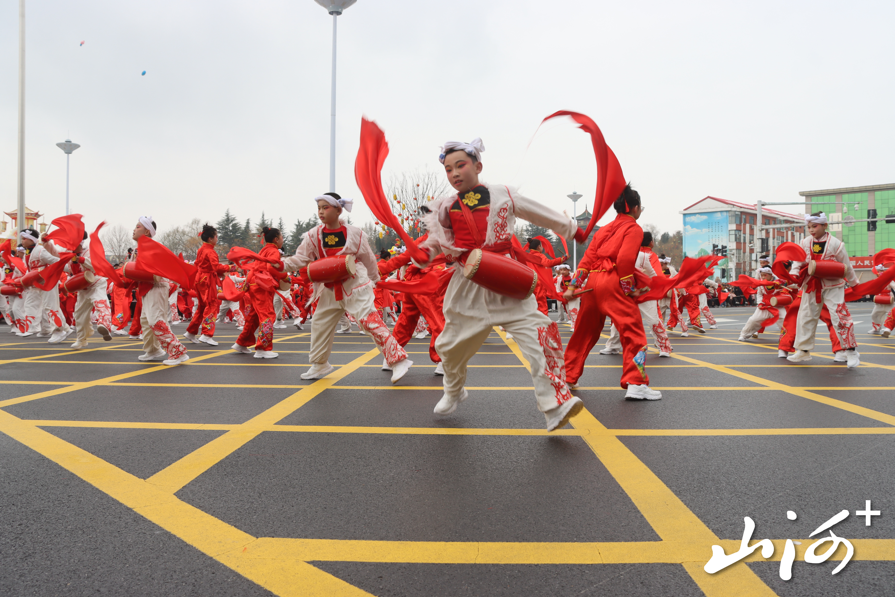 阳城县第六小学腰鼓队亮相元宵街头文艺展演