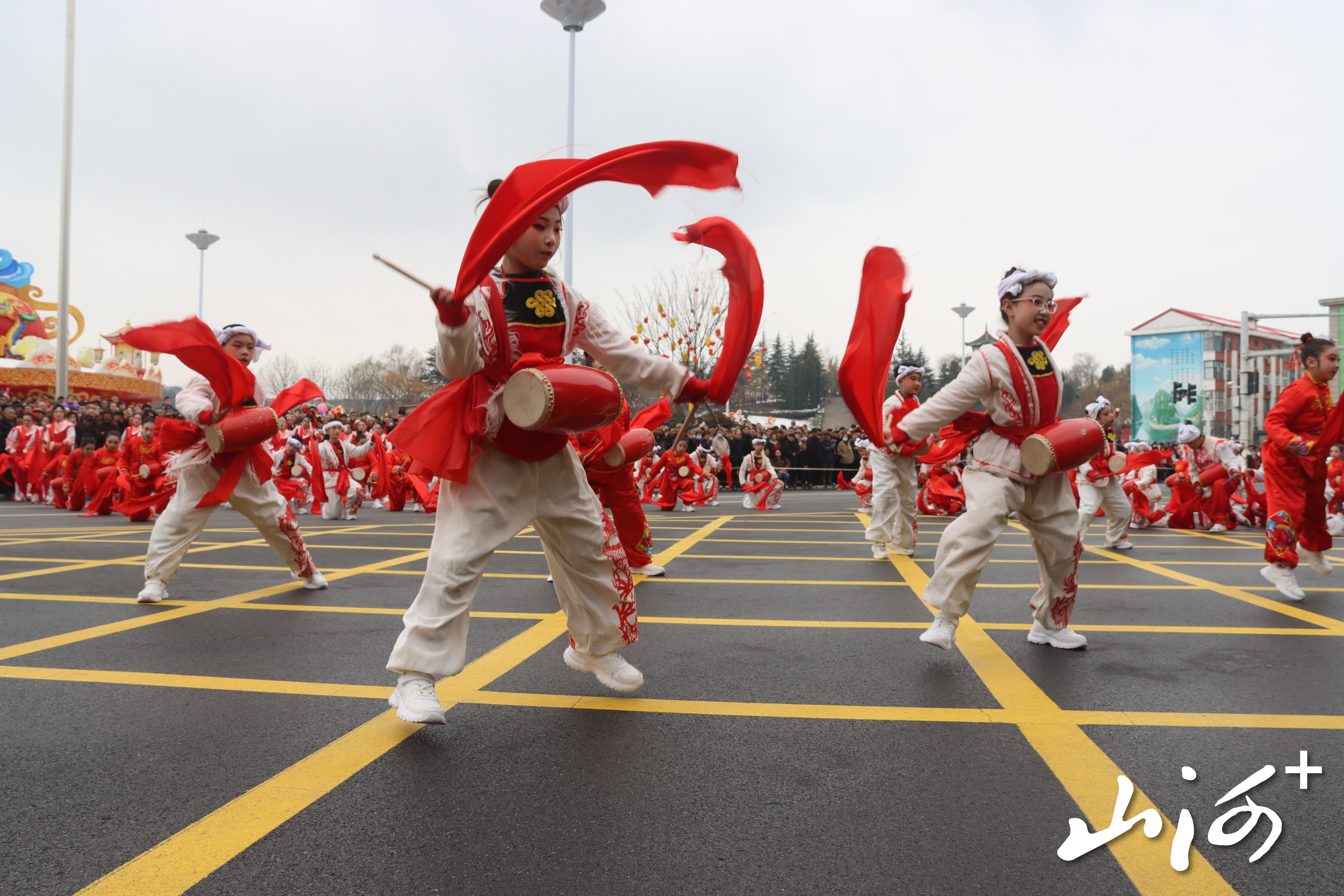 阳城县第六小学腰鼓队亮相元宵街头文艺展演1