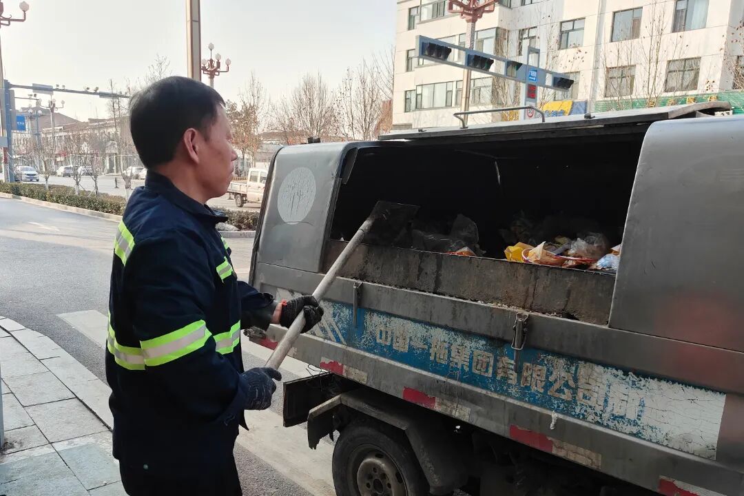 王海晨：穿梭在街巷的“文明使者”+用坚守擦亮城市底色 (1).jpg