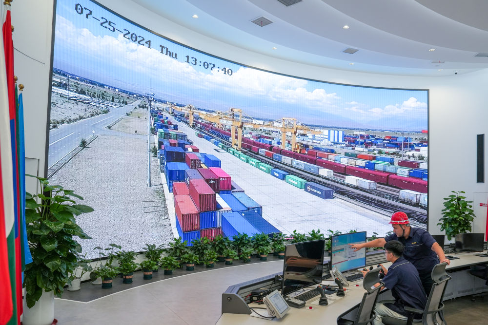 △ 在中哈（连云港）物流合作基地，工作人员通过“中哈物流场站”信息化跟踪系统查看集装箱运输情况（2024年7月25日摄）。