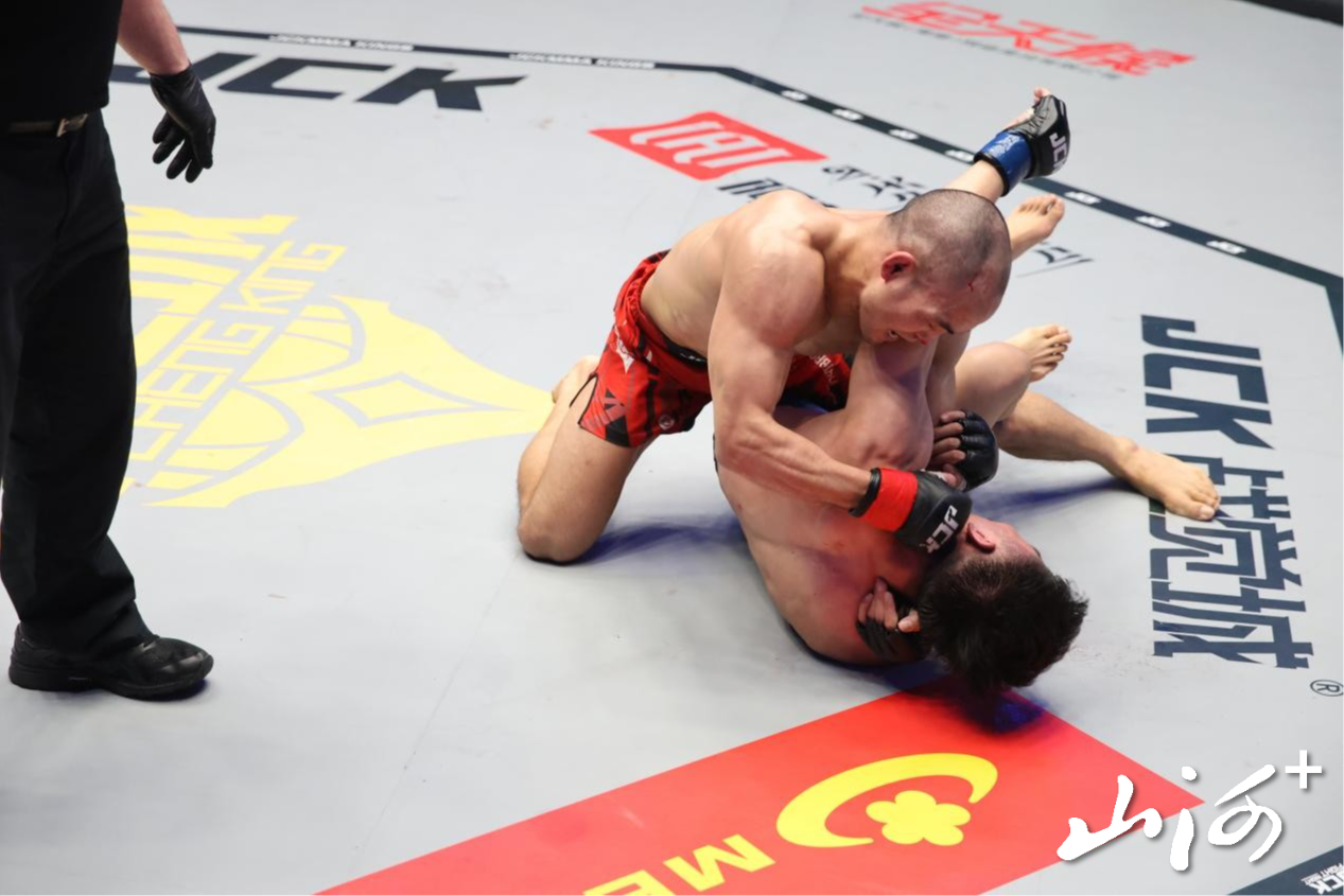 王绍祥与对手地面缠斗