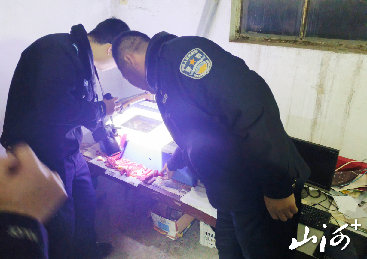 民警查获制售假证章窝点。 民警查获制售假证章窝点。