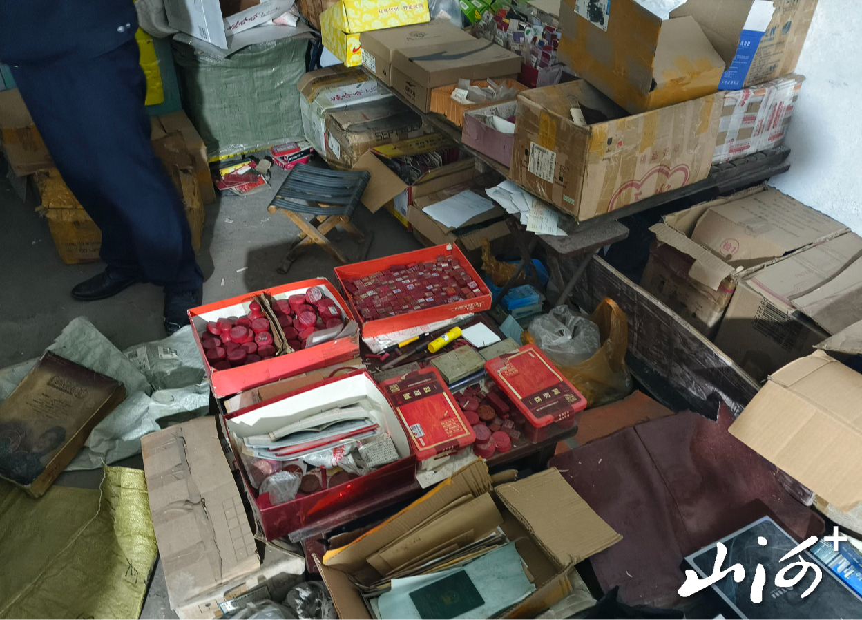 民警查获的制假证假章的设备及物品。 民警查获的制假证假章的设备及物品。