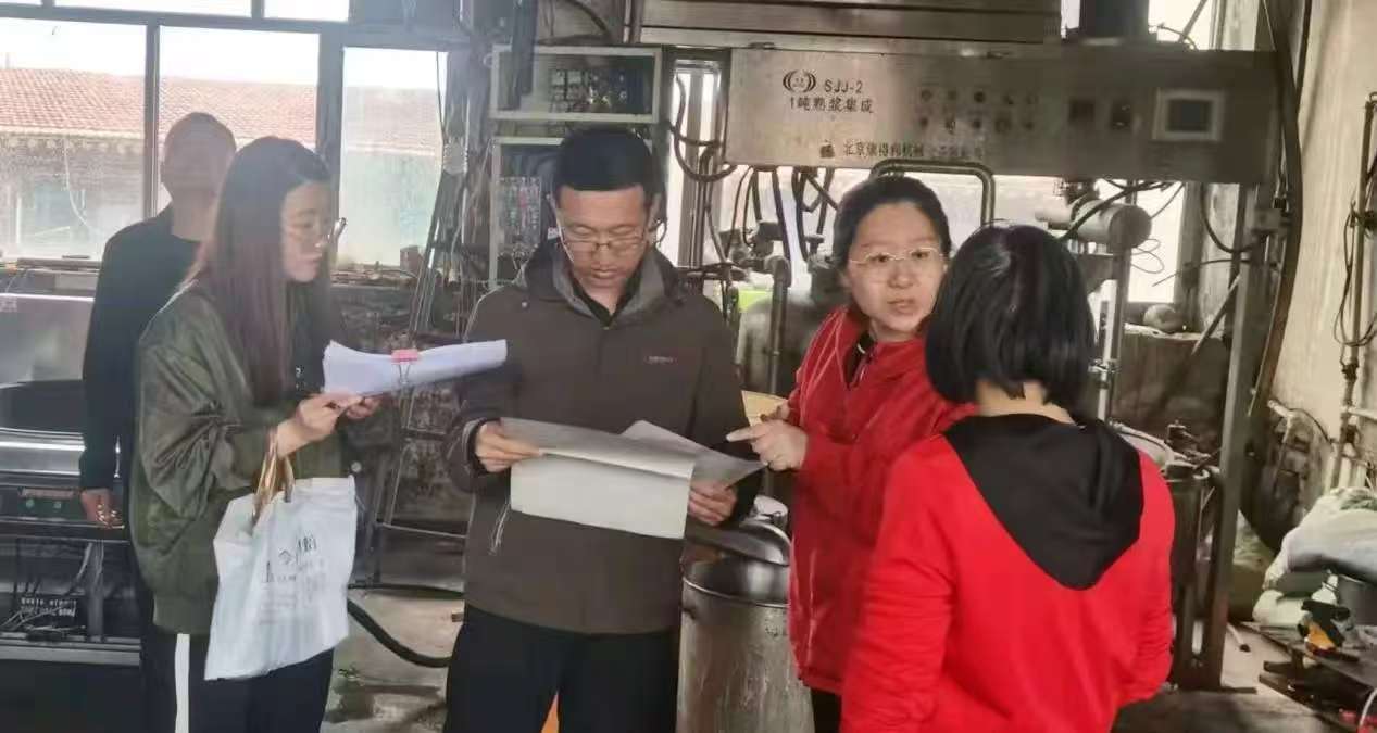 下社镇党委组织包片领导、到村工作大学生入户开展惠农政策宣传。