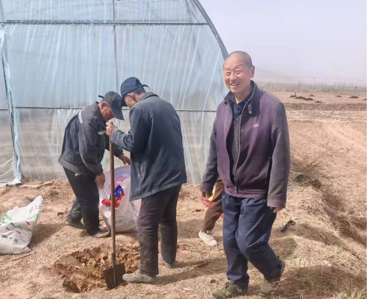 南泉乡教场村党支部组织本村种植能手赴田间地头，实地查看土壤墒情，指导村民科学备耕。