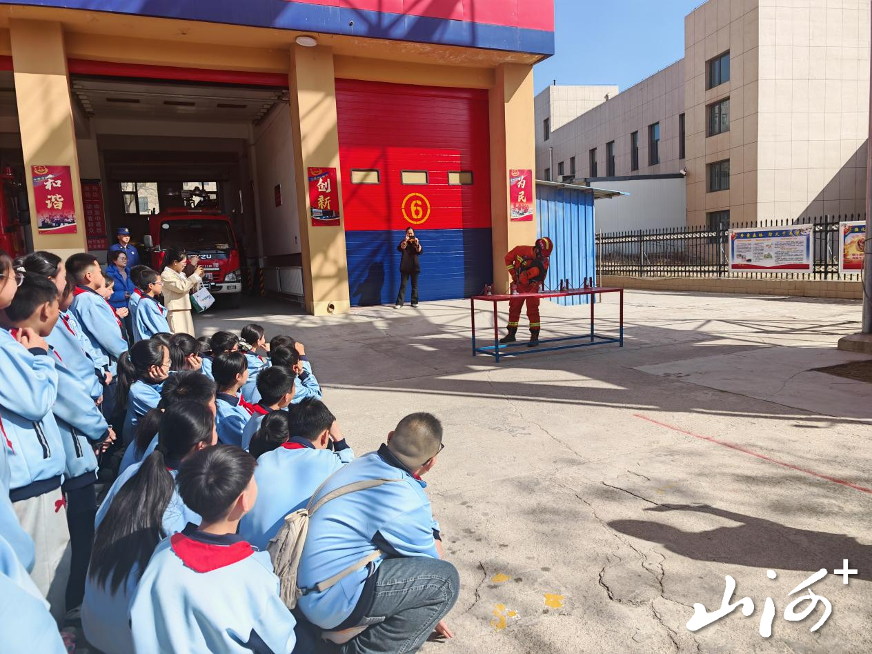 消防员向学生们展示技能操作