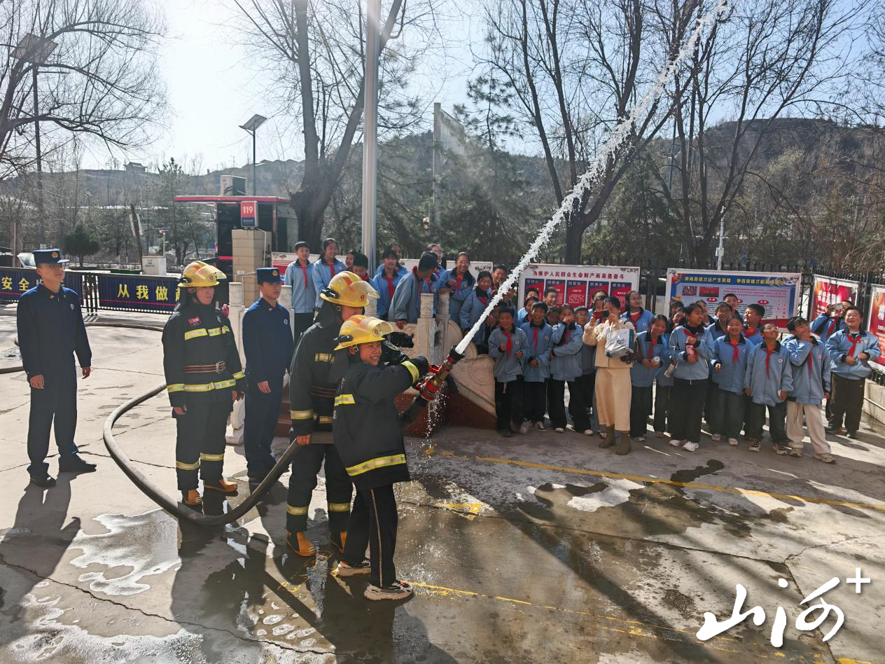 学生们体验消防水枪