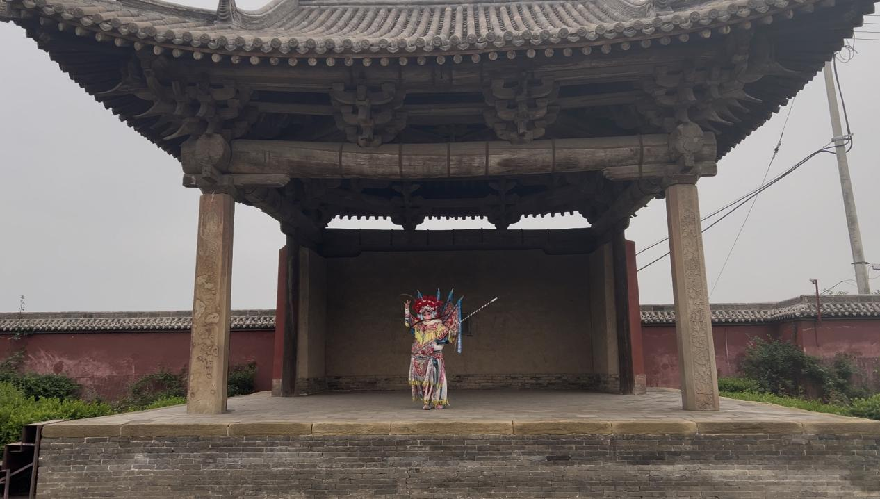 戏曲演员在牛王庙戏台上。（杨旸/摄）