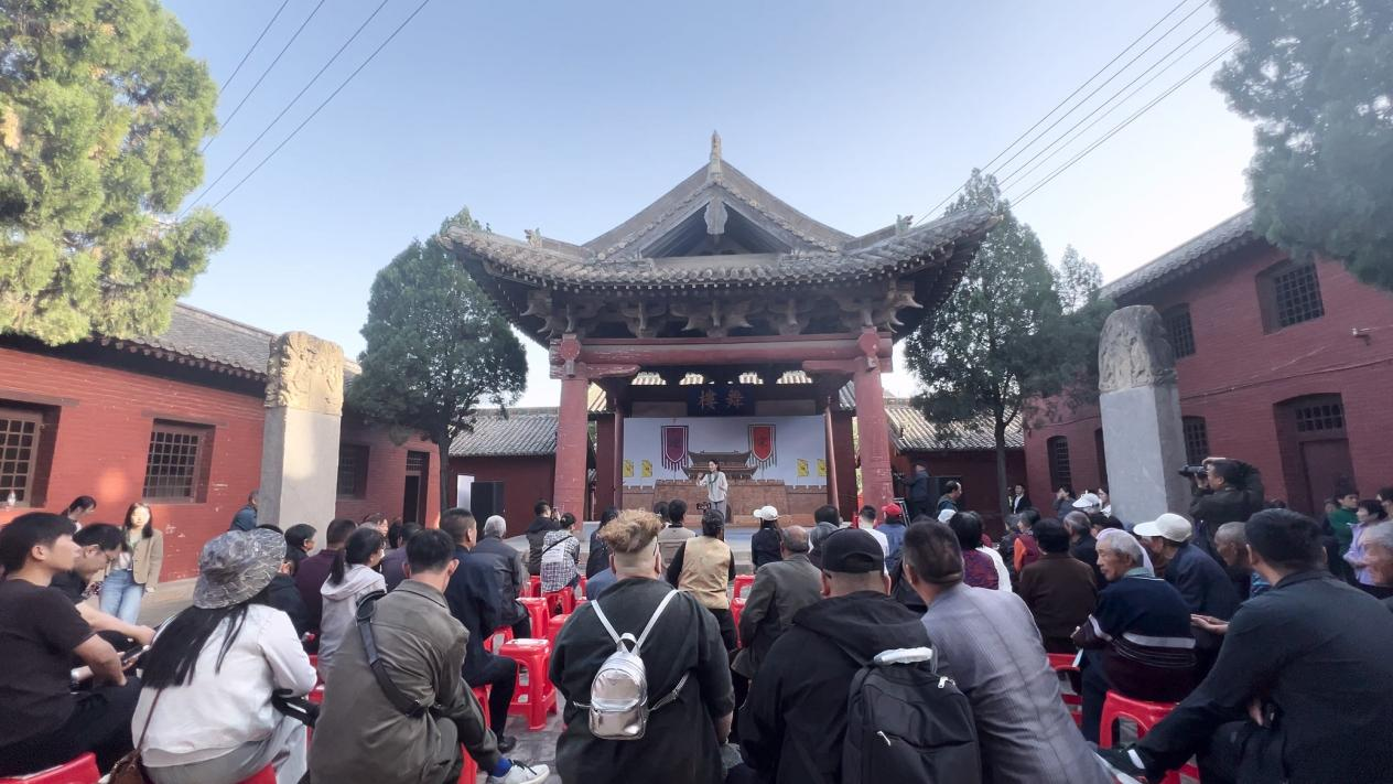 郭壁府君庙，不少游人正在听戏。（杨旸/摄）