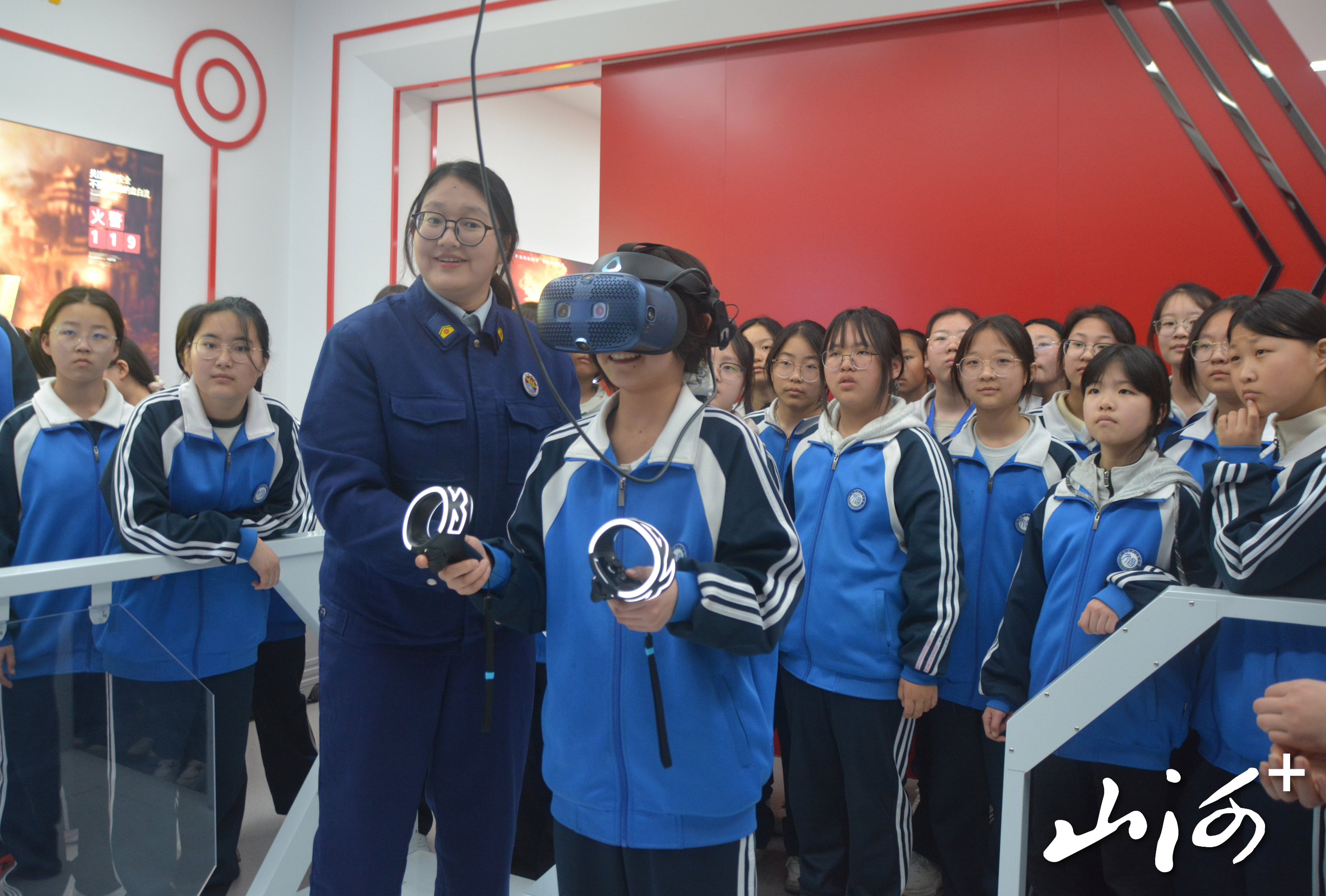 学生们进行VR火灾模拟体验