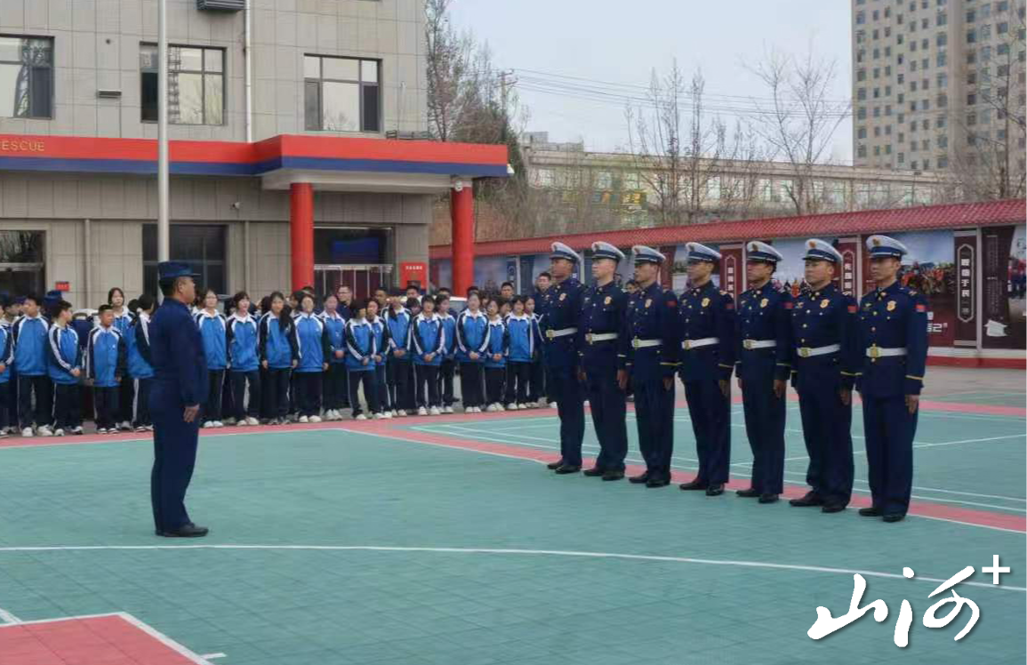 消防员队列演练