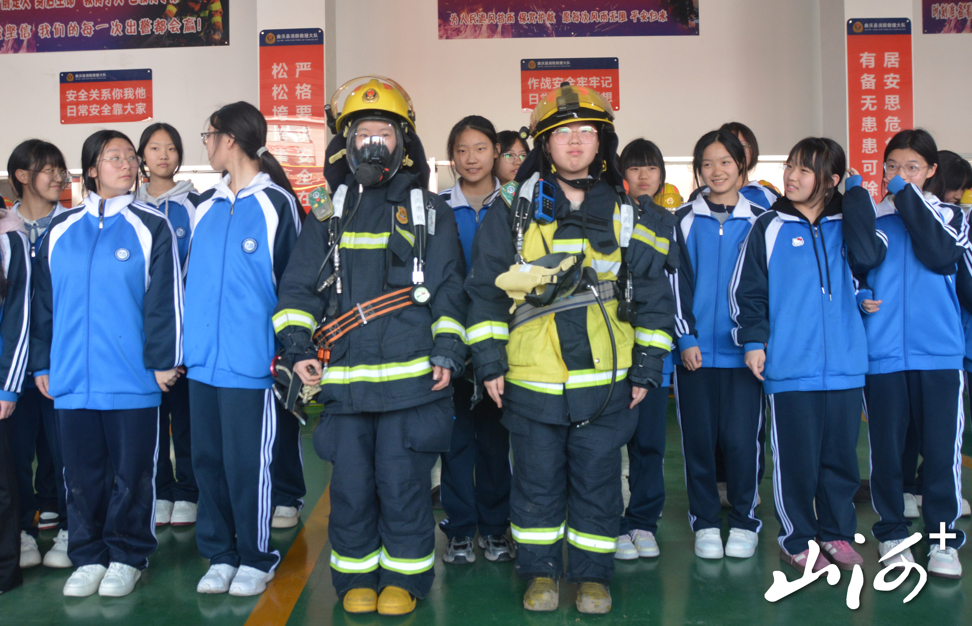 学生试穿消防救援服